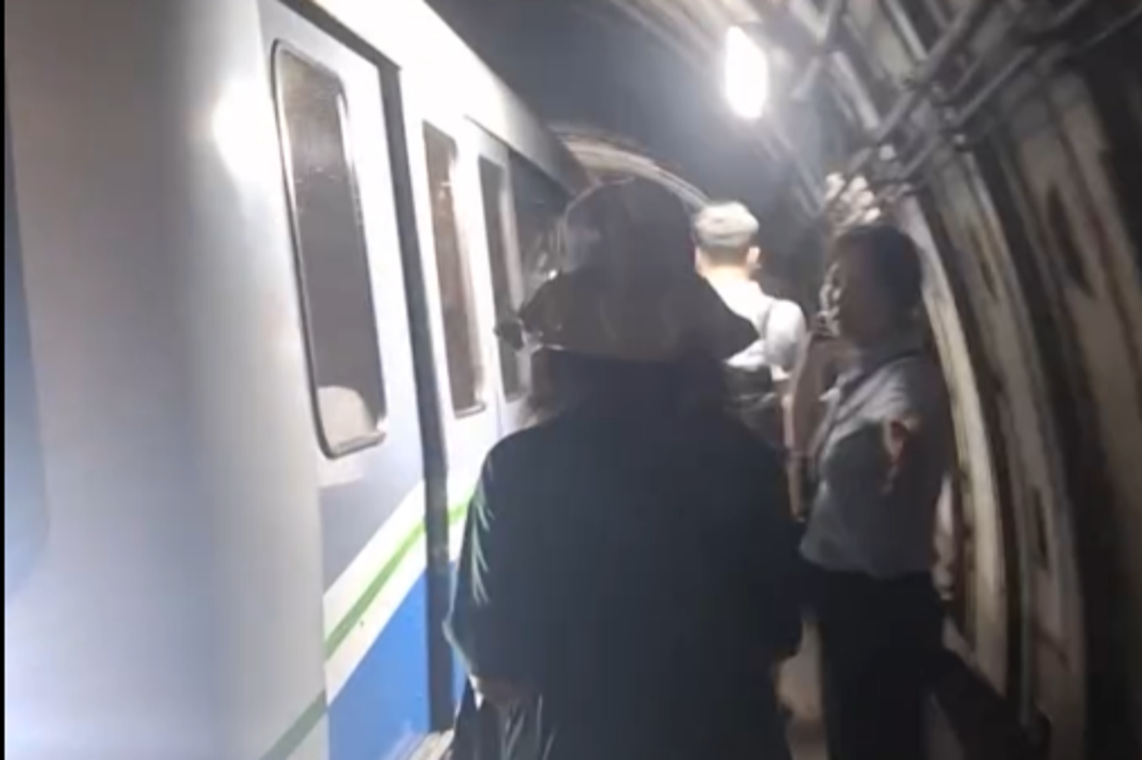 民眾因列車異常走在捷運軌道上。圖/翻攝自Threads@lyspc_2312
