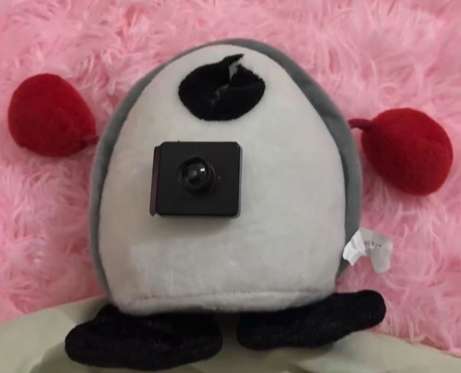 名網友網購的玩偶中挖出針孔攝影機。圖／翻攝自微博