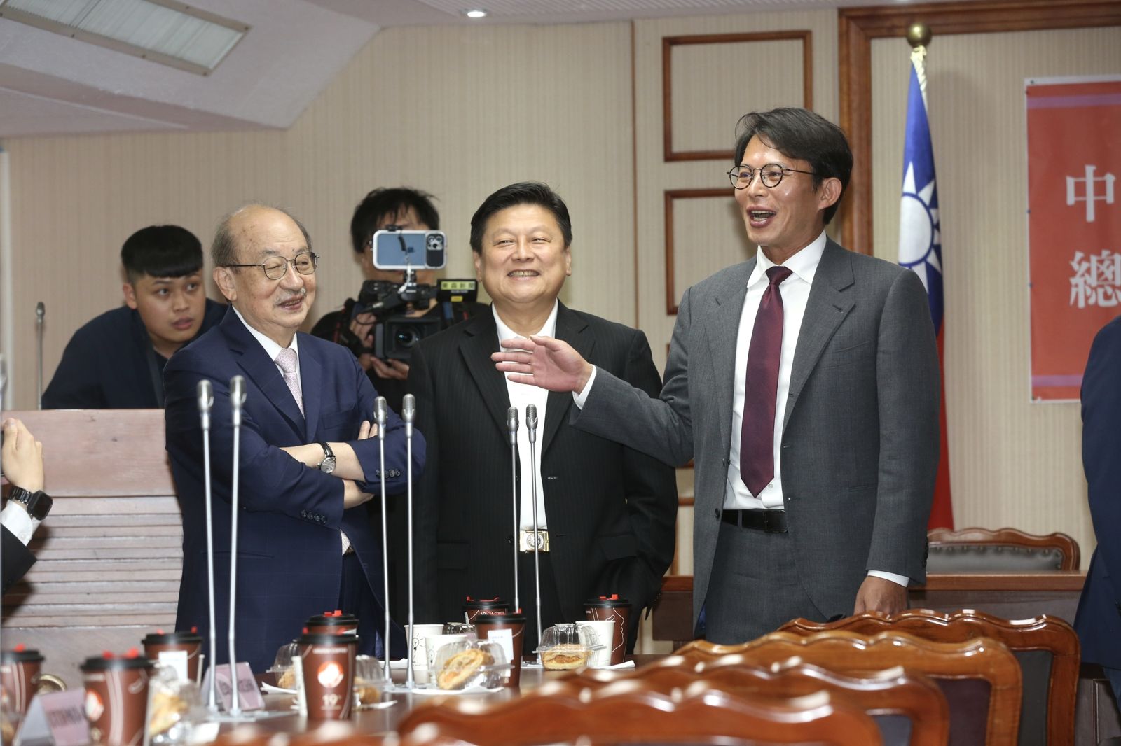9月1日國民黨立法院黨團幹部就職，朝野黨團幹部彼此互動處處機鋒。攝影董孟航