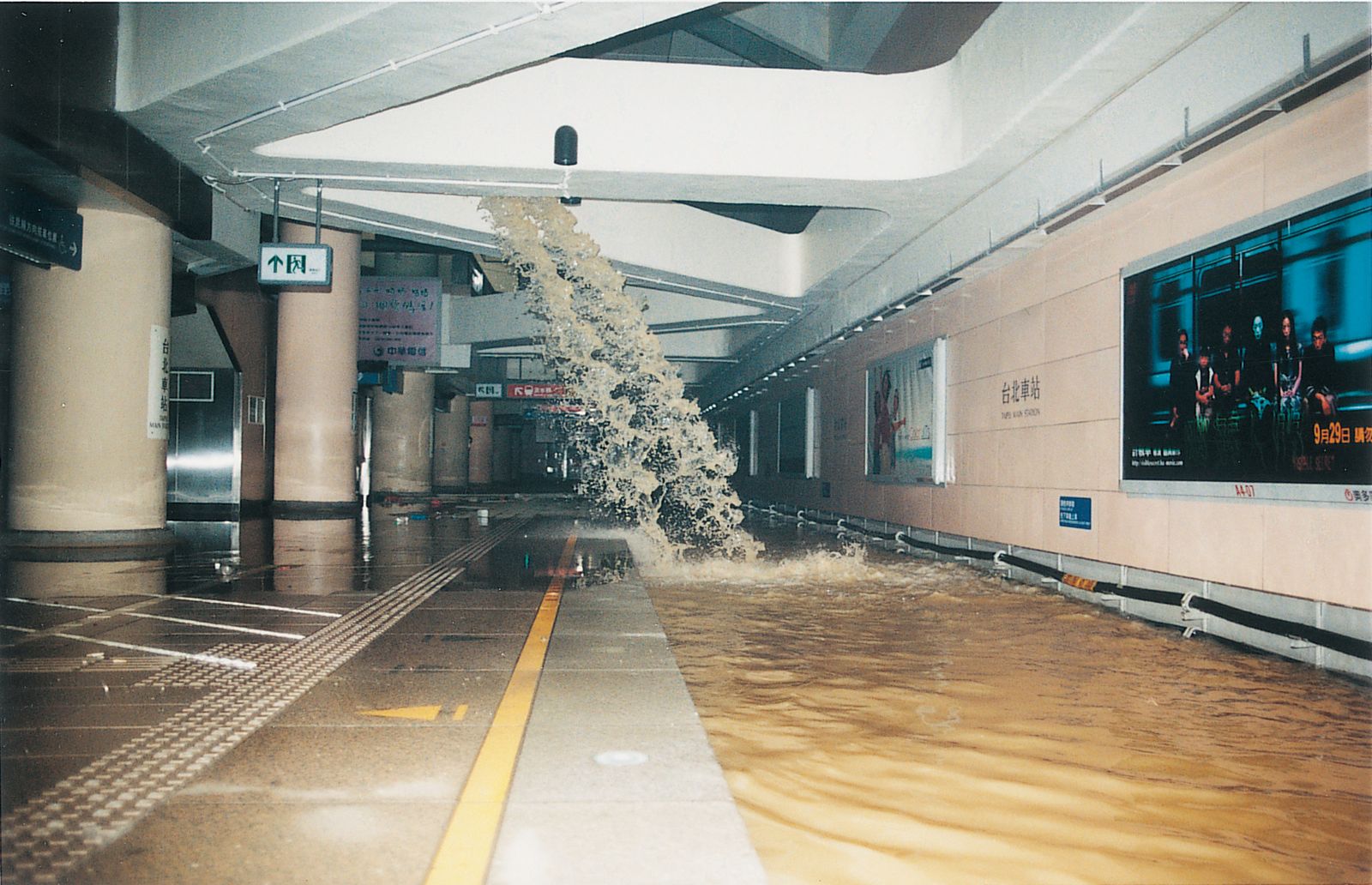 北捷9月曾回顧納莉颱風災情，貼出多張照片。圖／翻攝自北捷臉書粉專