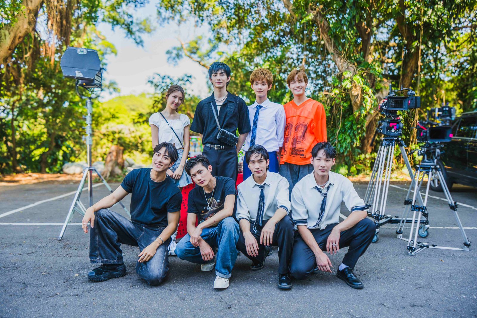 《轉過頭幫你擦眼淚 Smile After Tears》開鏡，Saturnday唐立杰（前排左二）為原子少年師弟們助陣。踢帕娛樂