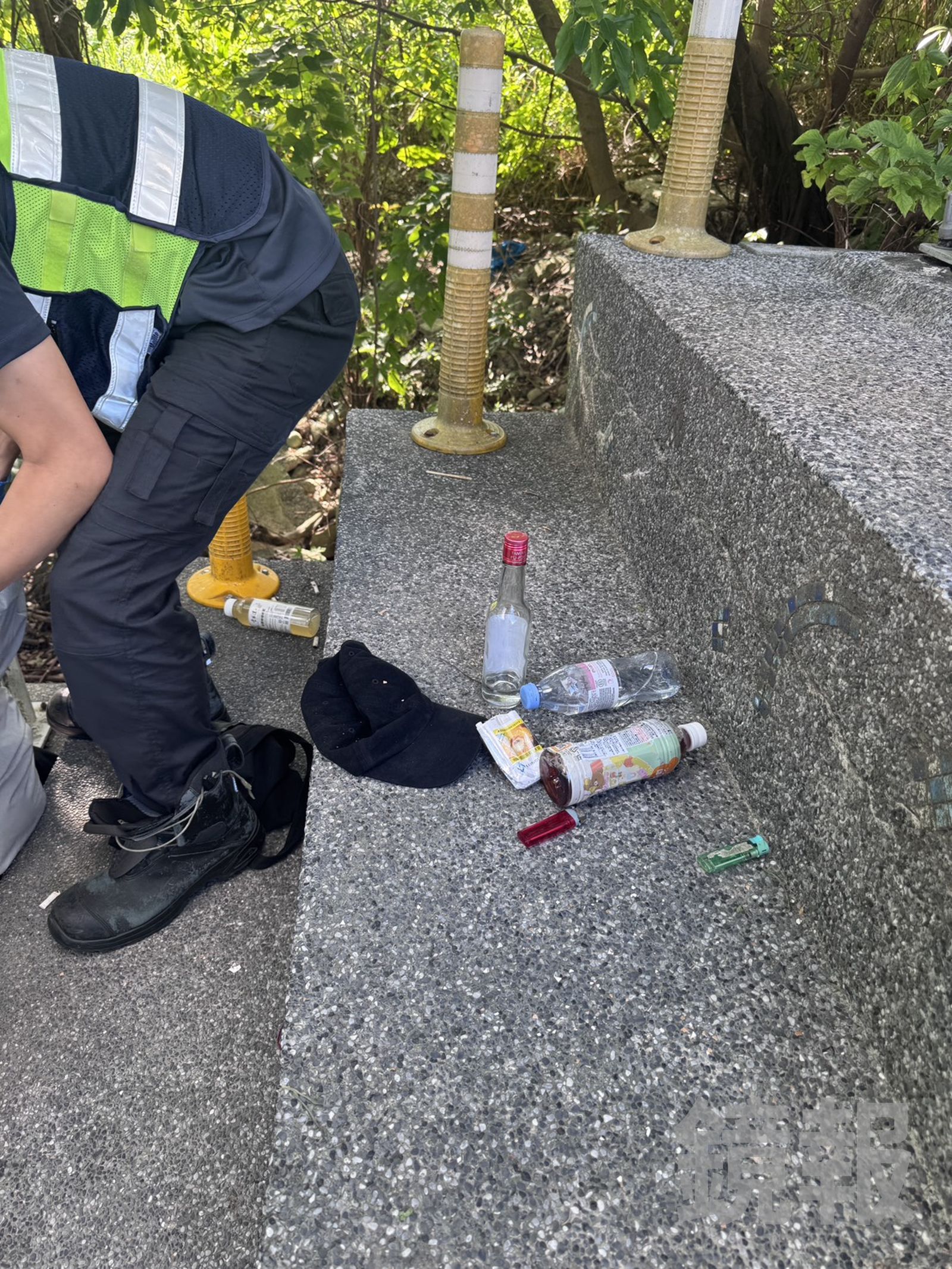 警方在現場發現酒瓶。翻攝畫面