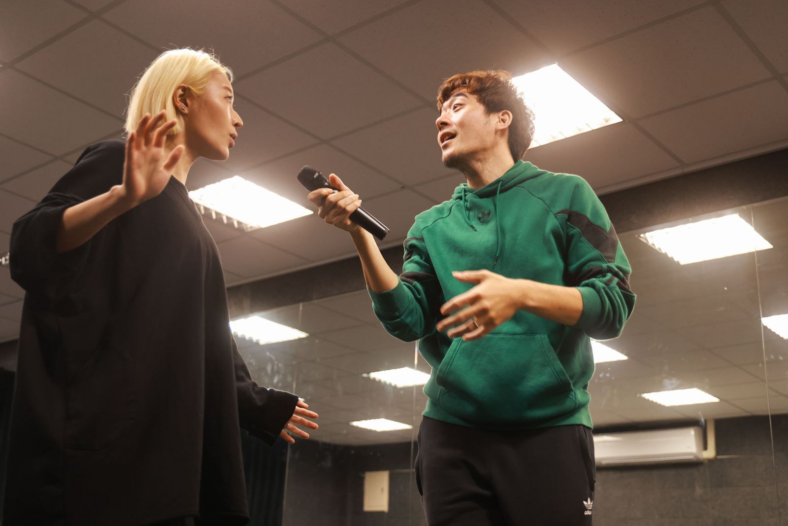 銀色夫妻檔同台飆戲默契十足　洗澡到一半遭「闖入」討論劇本！立刻入戲演起來