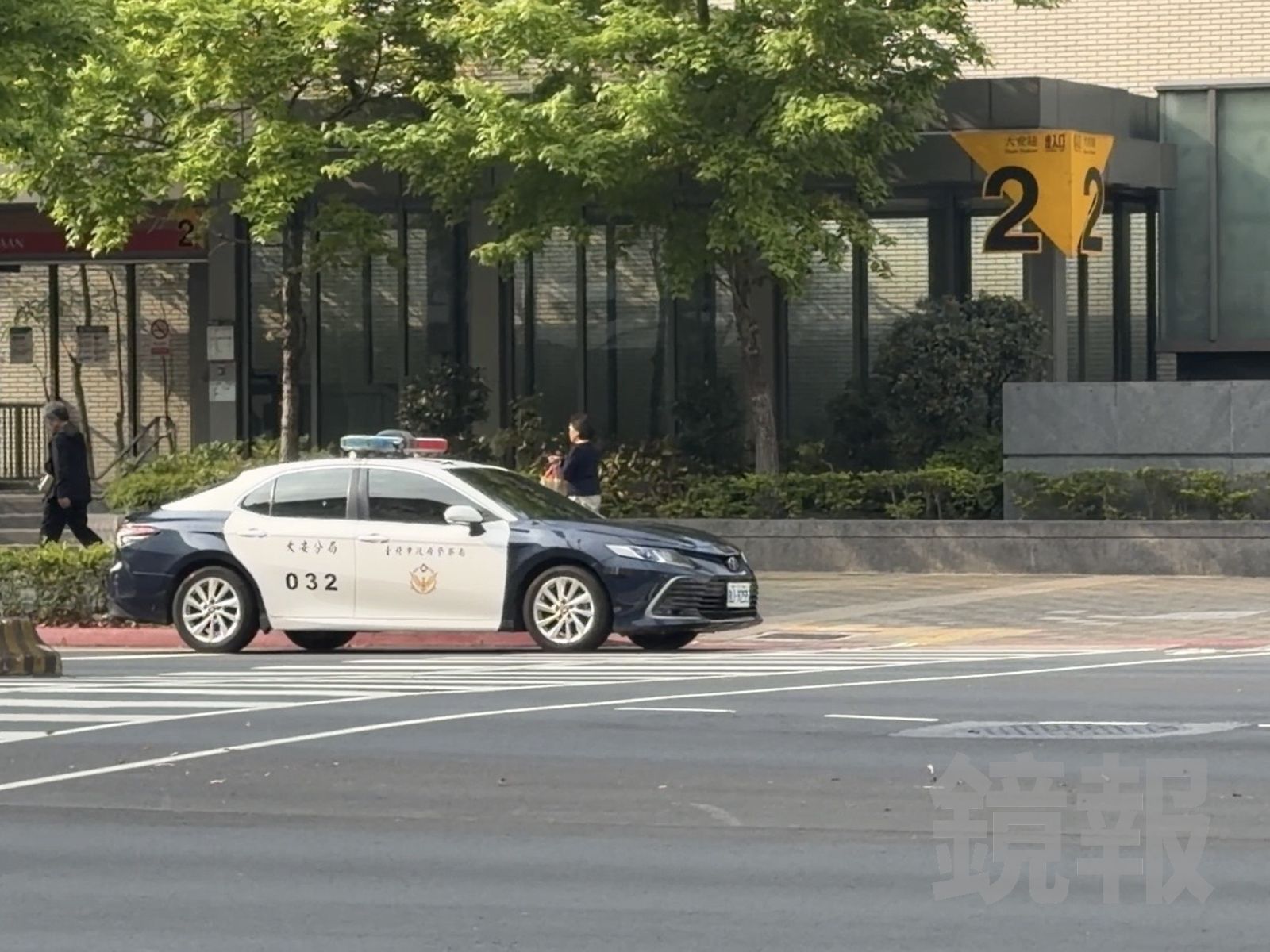 直擊／大安捷運站驚爆「全武行」　打人嫌犯秒落跑行蹤成謎