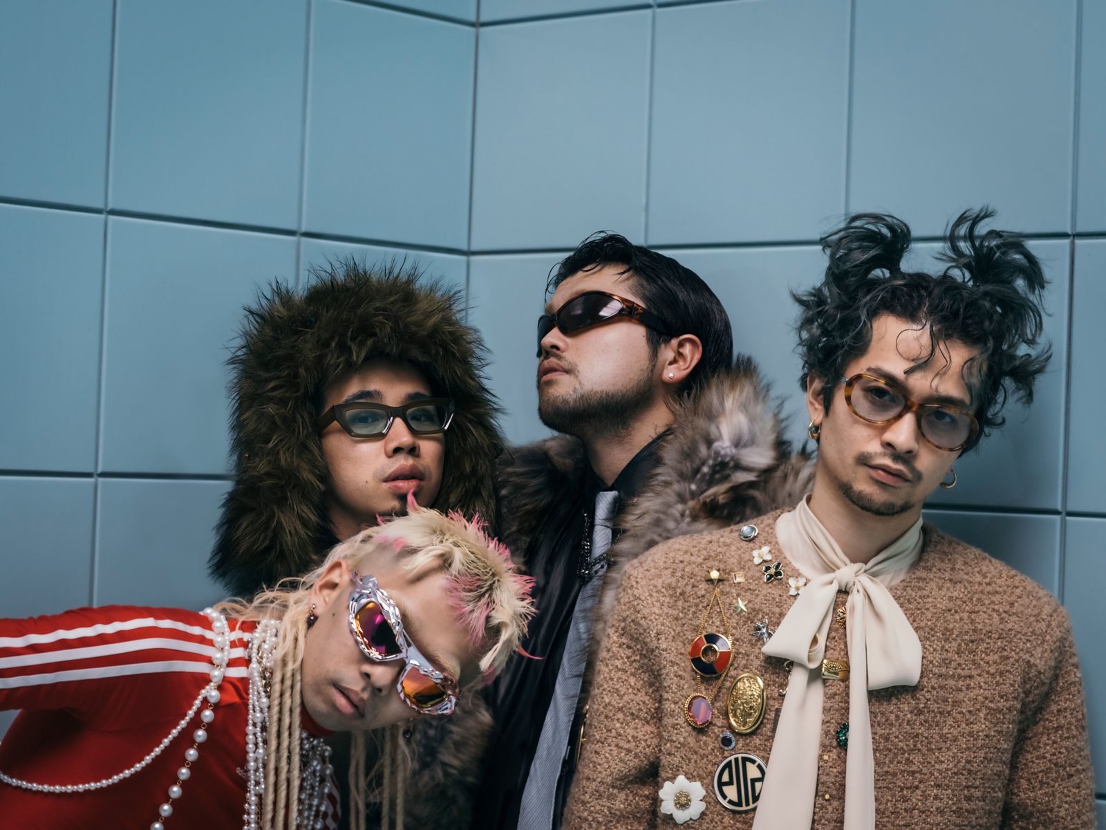 井口理（右二）是King Gnu的主唱，與勢喜遊（左起）、新井和輝、常田大希（右）唱響多首招牌曲。翻攝X@kinggnu_jp