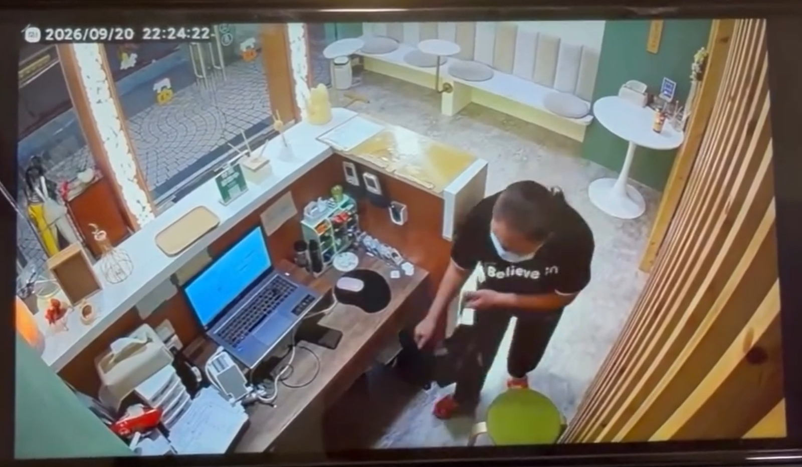 三重燒肉店大火9人逃命!女賊竟「趁亂闖鄰店搜刮3.5萬」 網怒:良心被狗吃
