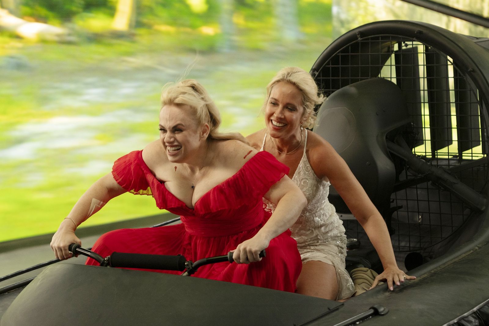 《歌喉讚》胖艾美高馬尾自嘲亞莉安娜　編劇罷工硬掰笑點神救援