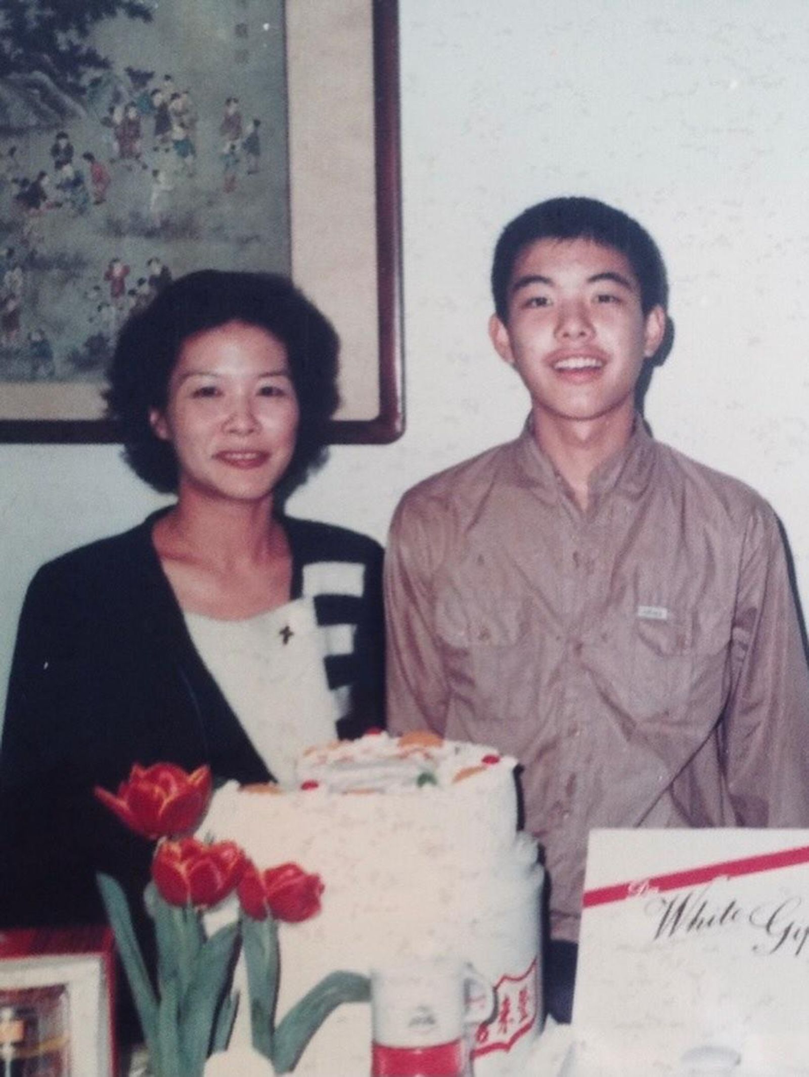 阿山14日深夜悲吐母親離世不幸消息,並分享多張和媽媽合影的珍貴畫面。翻攝lovegood9 Threads