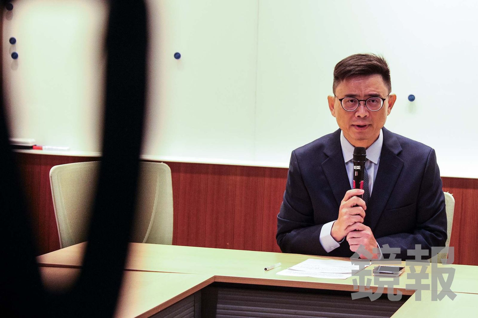 8歲兒涉霸凌案！賴瑞隆低頭8秒落淚道歉　將辦理轉學、期末前不會到校