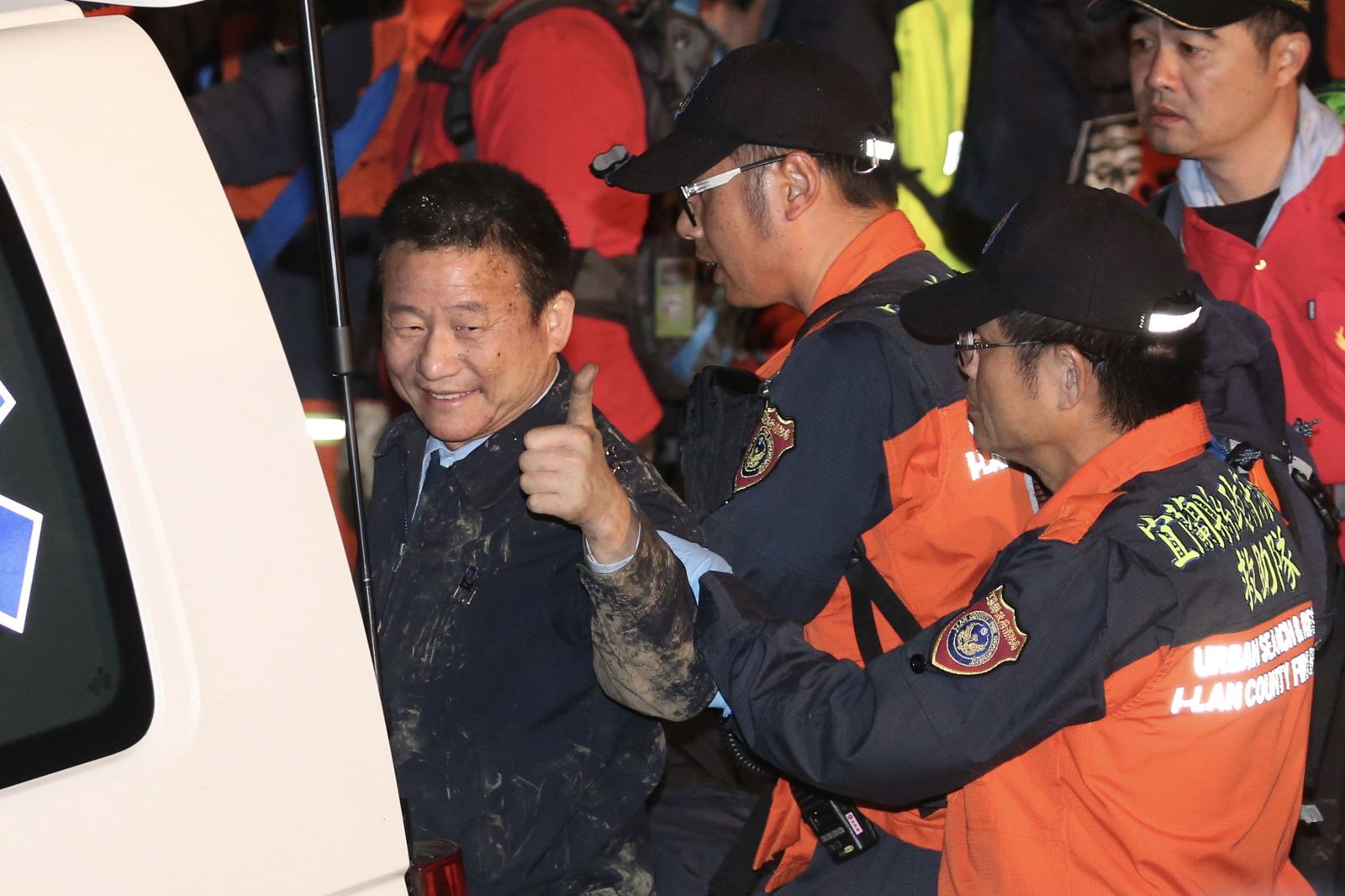 空難獲救的曹進平,用空軍手勢示意他狀況良好。圖/翻攝畫面