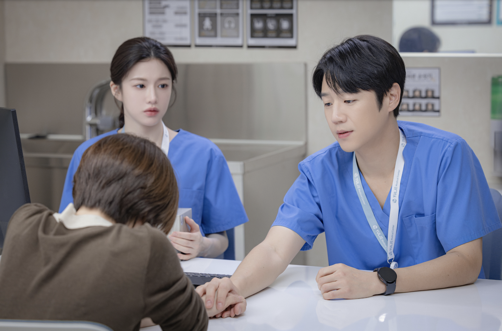 鄭準元（右）搭檔高允貞演出《機智住院醫生生活》暴紅。Netflix提供