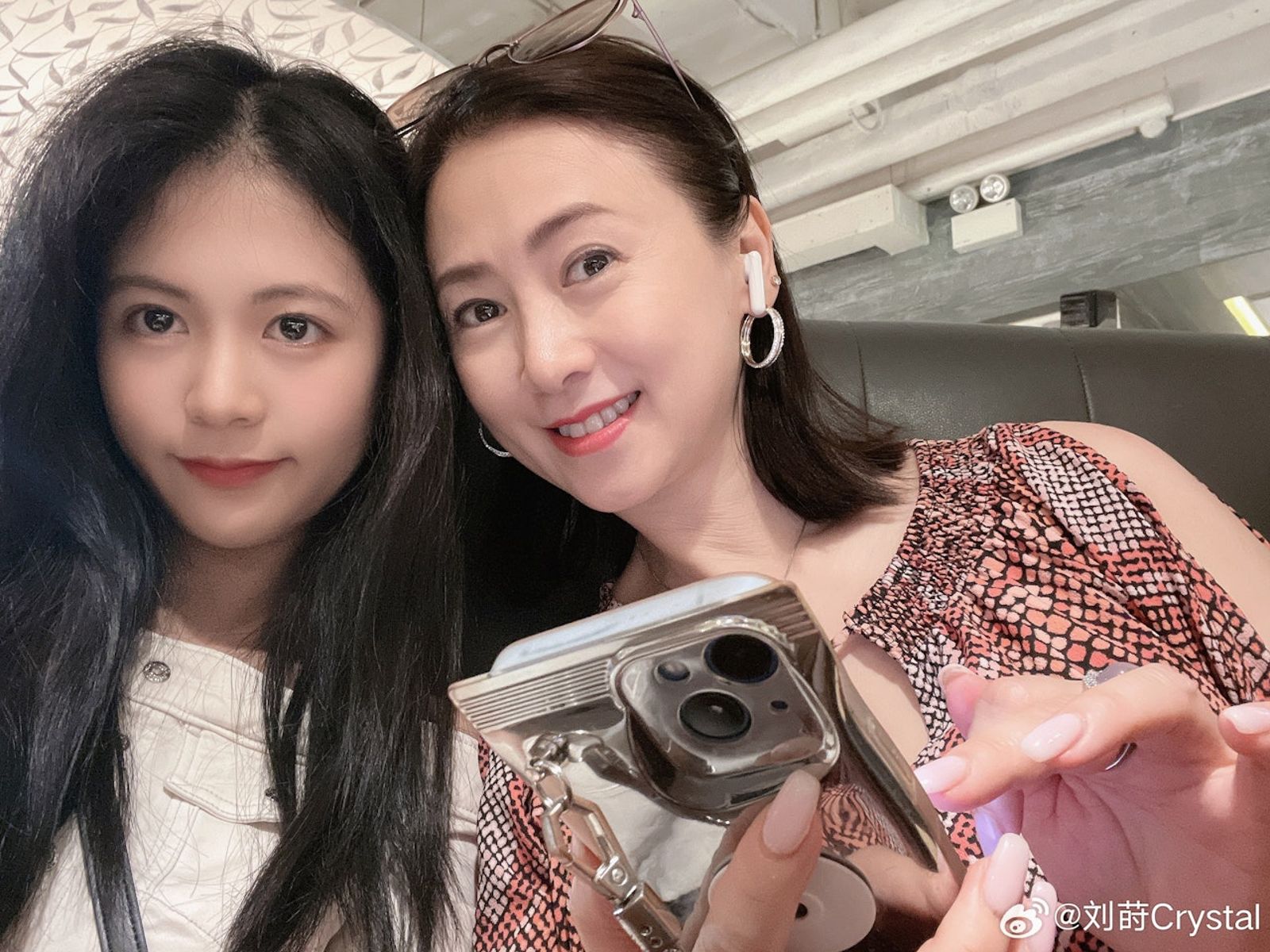 翁虹（右）的女兒劉蒔（左）被封為「最美星二代」。翻攝劉蒔微博