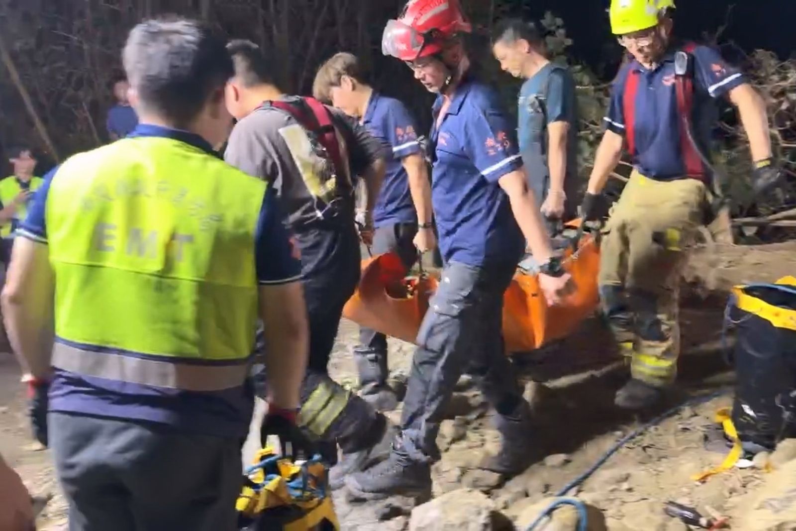 砂石車翻覆墜谷駕駛拋飛亡　警消垂降百米深谷陡坡　歷9小時摸黑搏命搶救