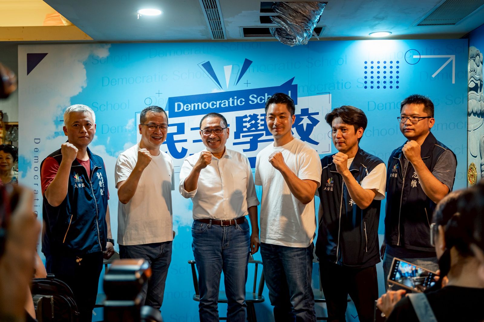 羅智強(左2)今舉辦「民主學校青年沙龍」,找來侯友宜(左3)與蔣萬安(左4)站台。(圖/羅智強辦公室提供)