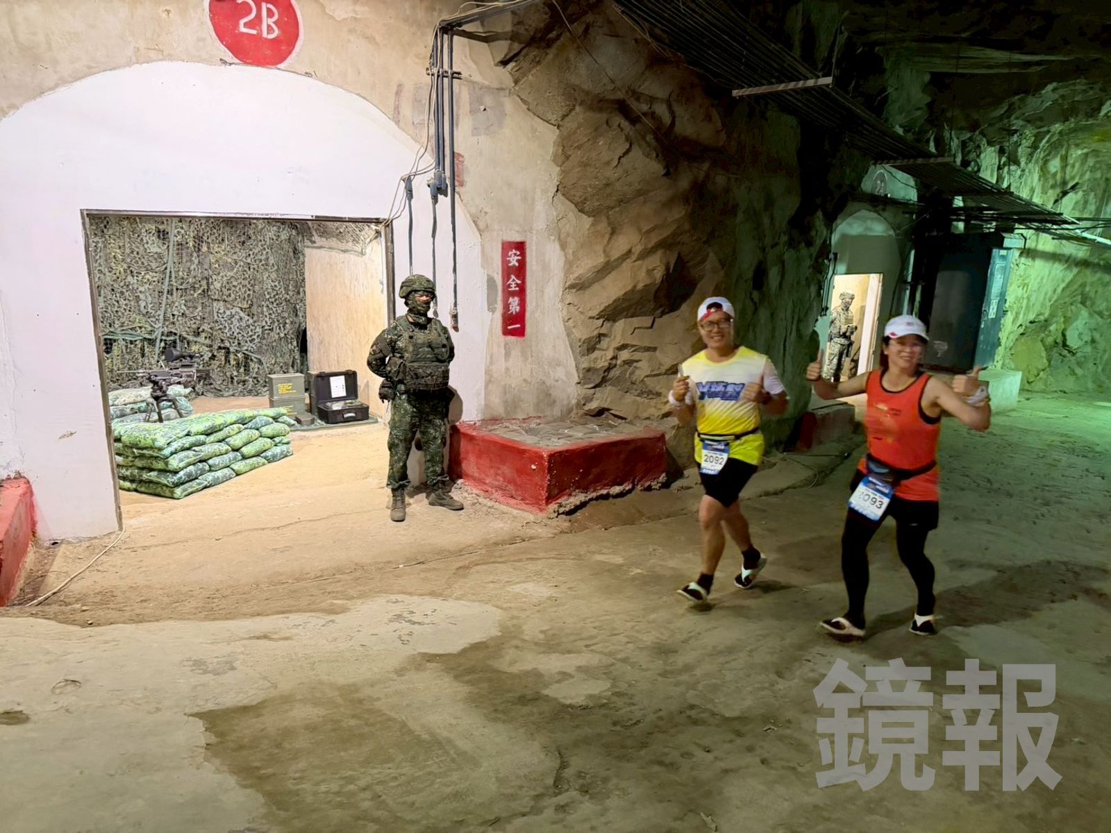 「南北坑道」旁展示馬防部的槍械武器,可以邊跑邊欣賞。