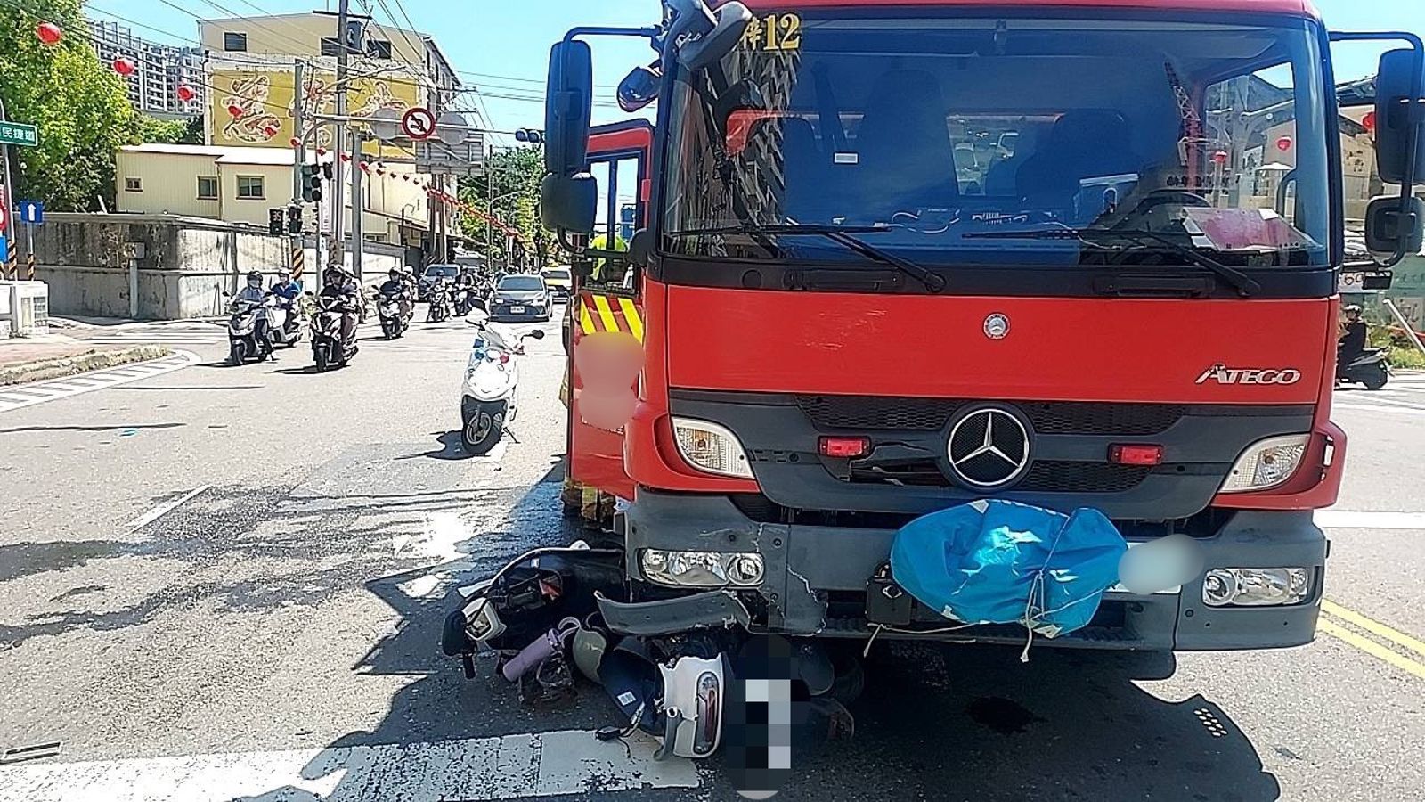 碰!高市消防車救火途中撞機車 女騎士大腿骨折送醫