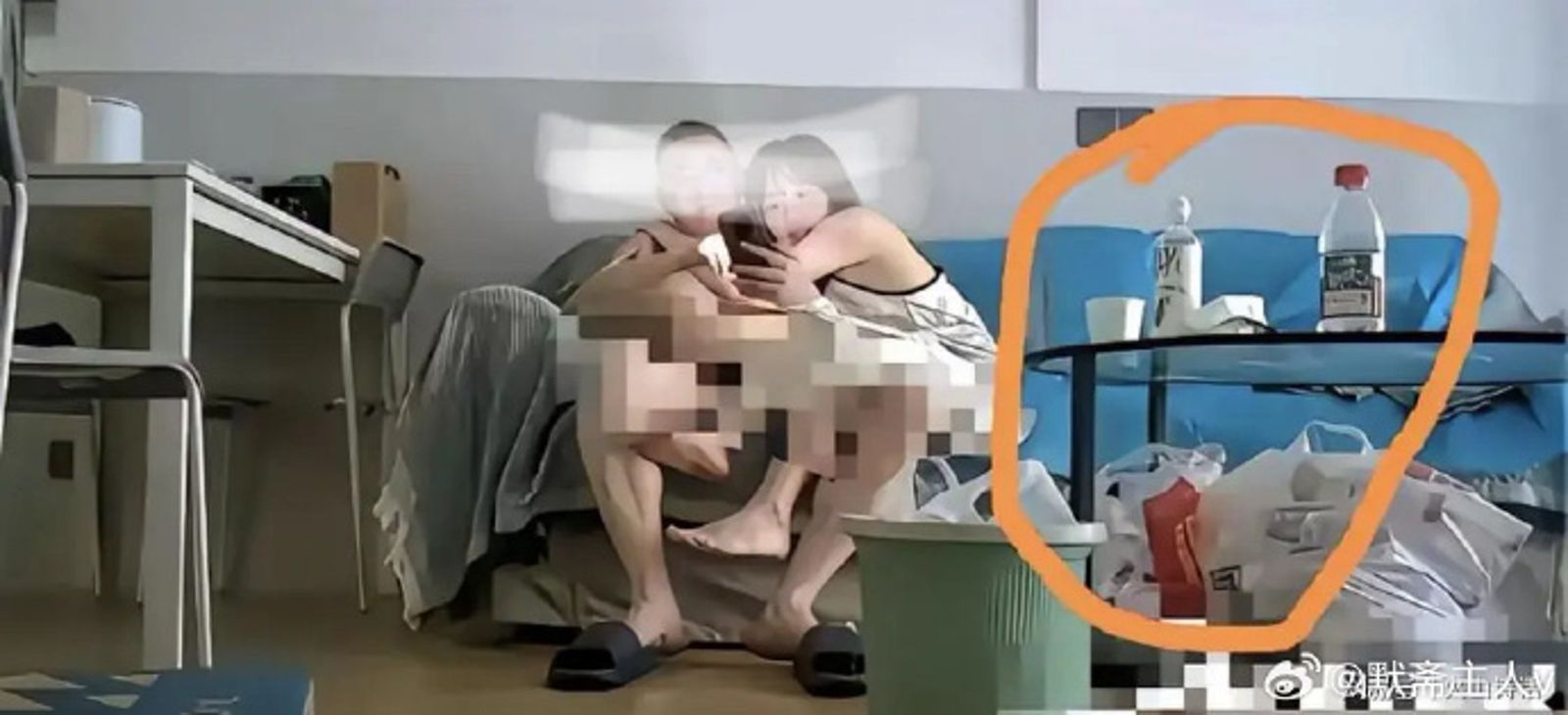 影片中沙發上的藍色中單意外讓網友歪樓。圖／翻攝自微博