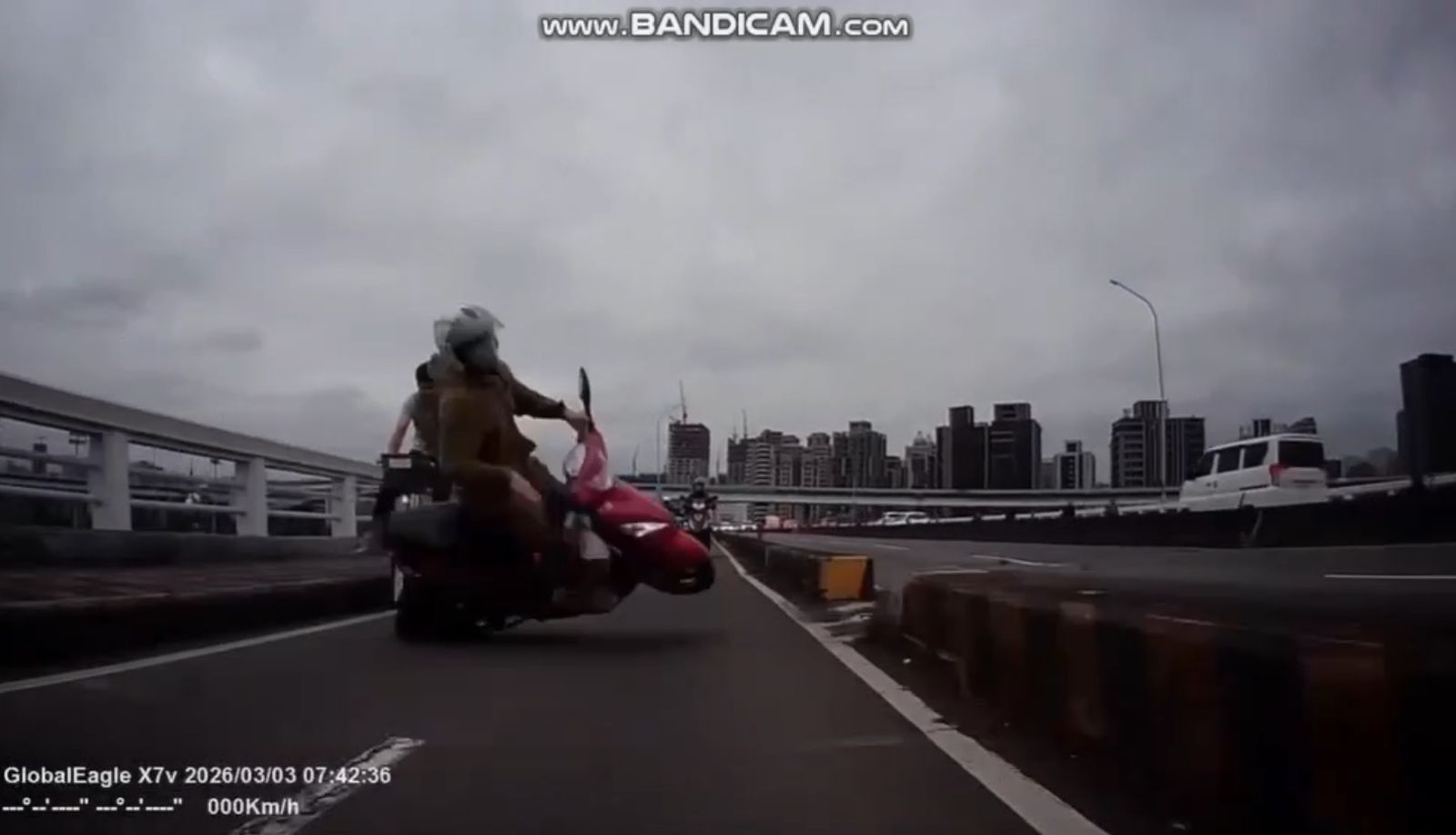 分隔島躺槍！重新橋機車連環撞堵死車道　後方車卡一排「美叮美噹」
