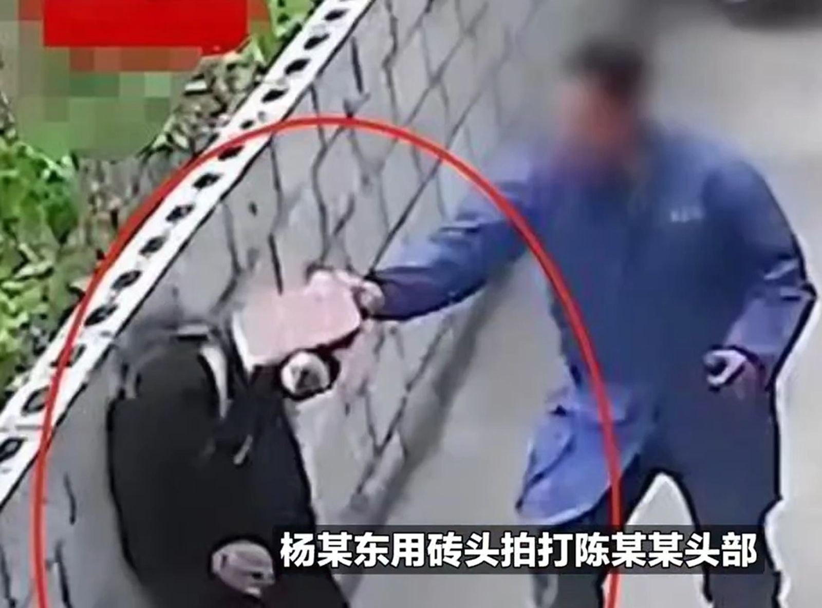 楊男持轉頭朝妻子猛敲。圖/翻攝自微博