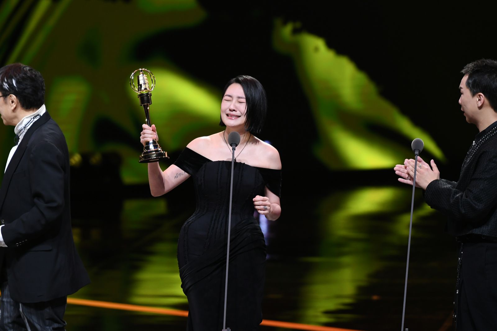 小S(中)感動獲得金鐘獎認可。三立提供