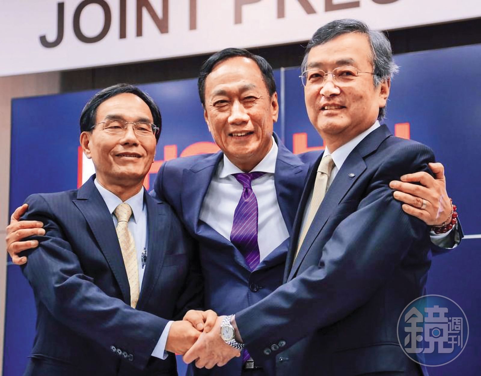 鴻海集團創辦人郭台銘(中)被心腹重臣戴正吳(左)告上法庭。鏡週刊