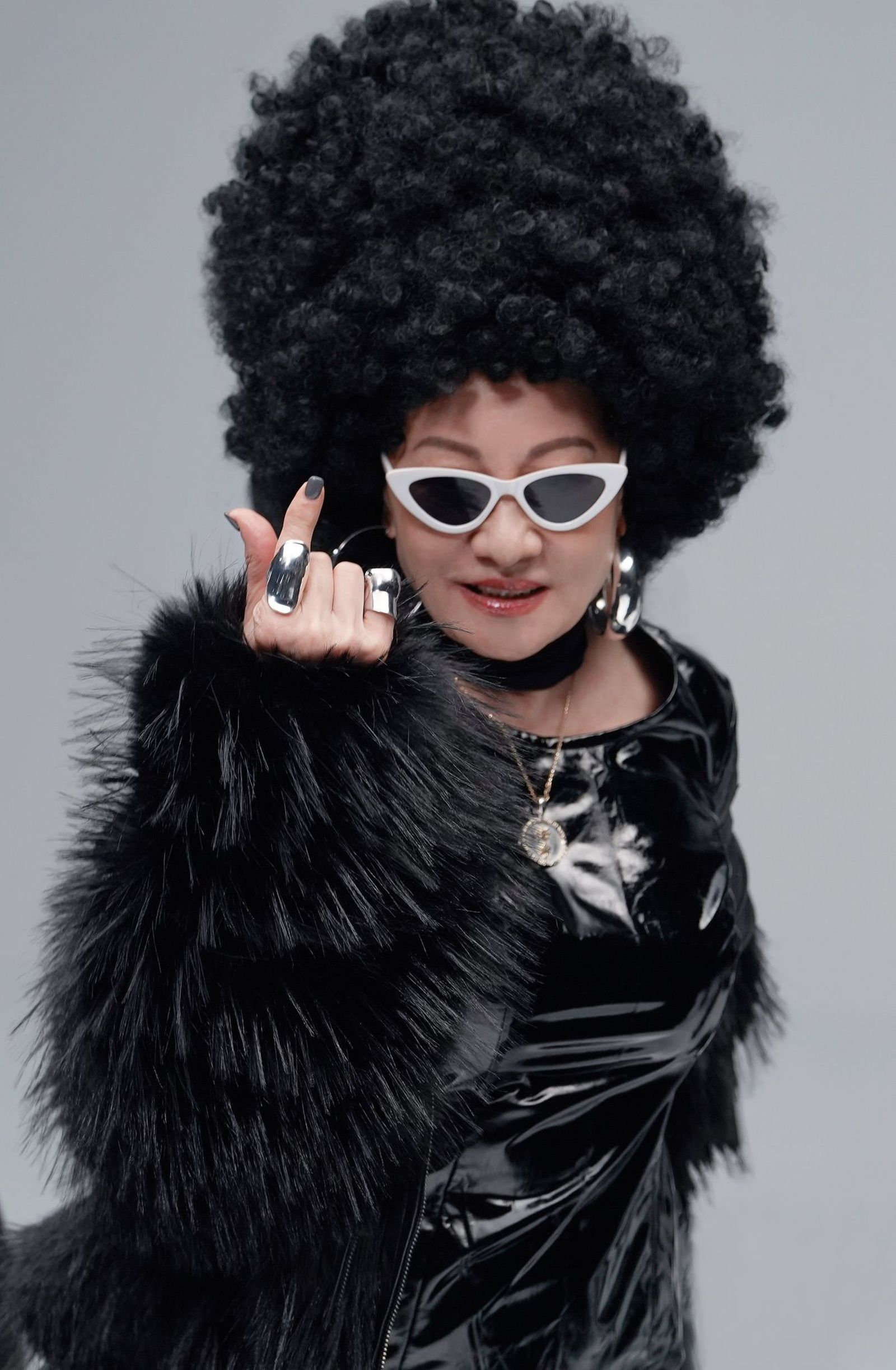 比莉新歌〈阿福羅火山〉MV造型超吸晴。環球音樂提供