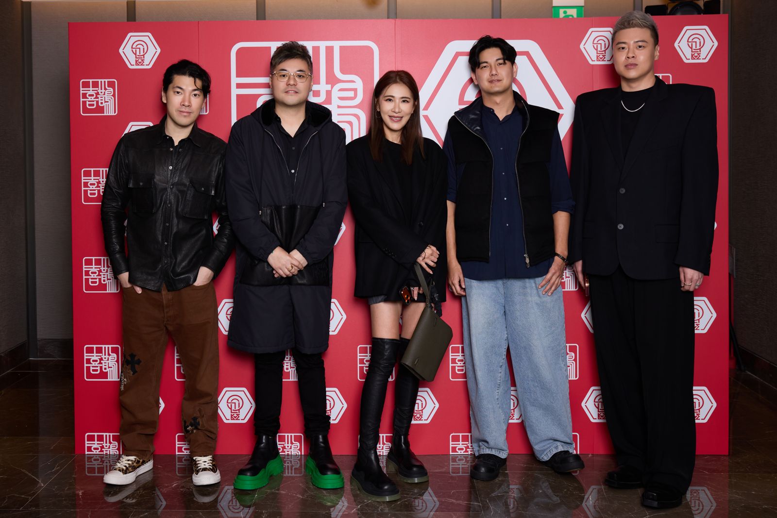 小禎（中）與廚師男友Alan（右二）吃尾牙。喜鵲娛樂提供