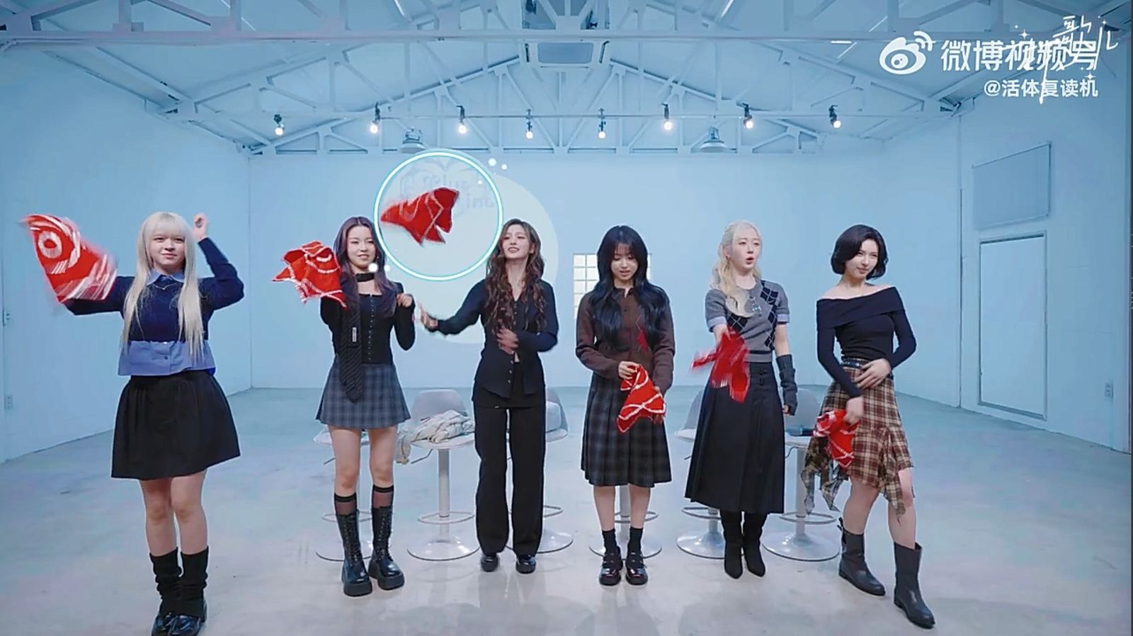 NMIXX學習轉手帕，大嘆好難。翻攝微博