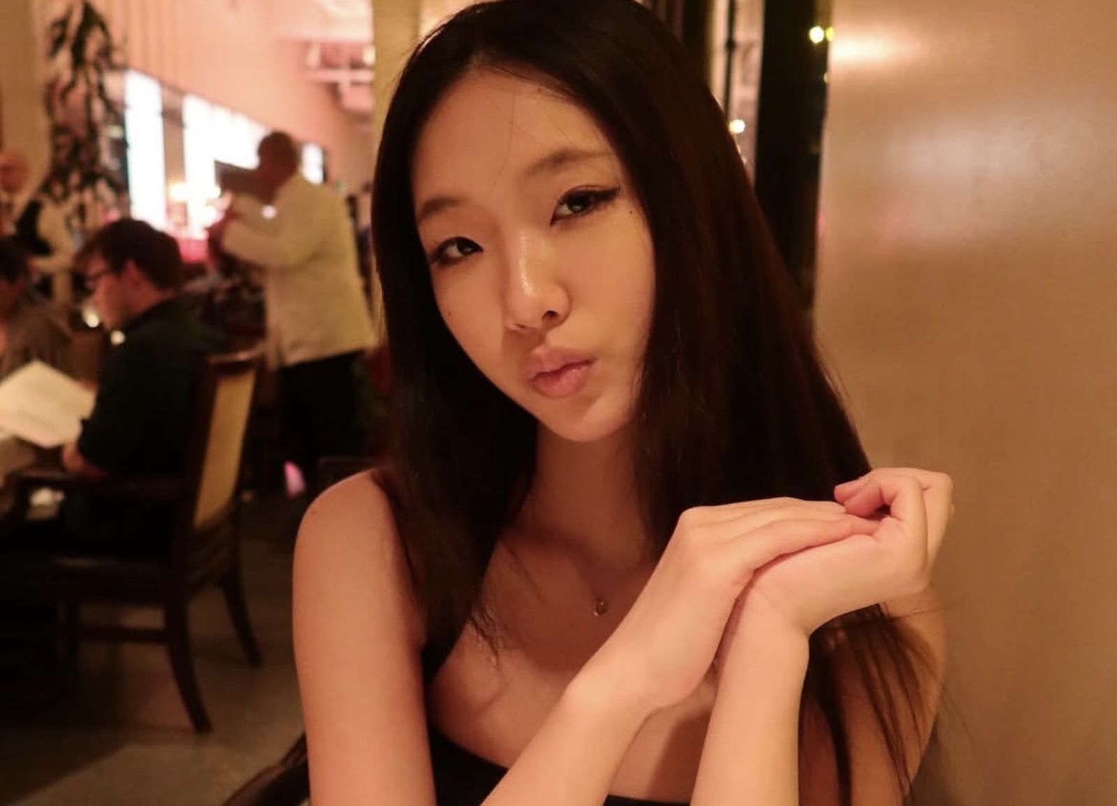 小S愛女Elly迎20歲生日！火辣小露深V慶生轉大人　胸前項鏈藏大S的思念