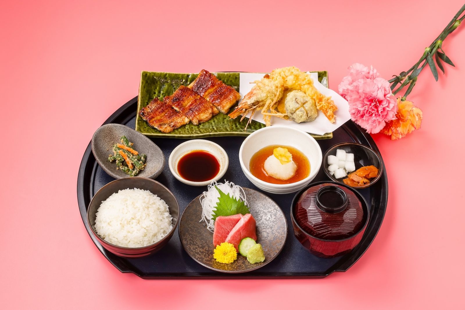 「柚見海味盛合御膳」吃得到經典鰻魚飯、大尺寸黑虎蝦天婦羅、東港黑鮪魚大腹刺身，一次滿足炙烤、酥炸與生鮮3種吃法。（うなぎ四代目菊かわ供圖）