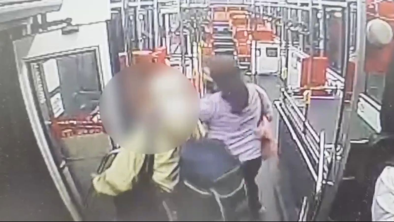 全車空蕩蕩!新店大媽和老翁為「這座位」爆肢體衝突 監視器畫面曝