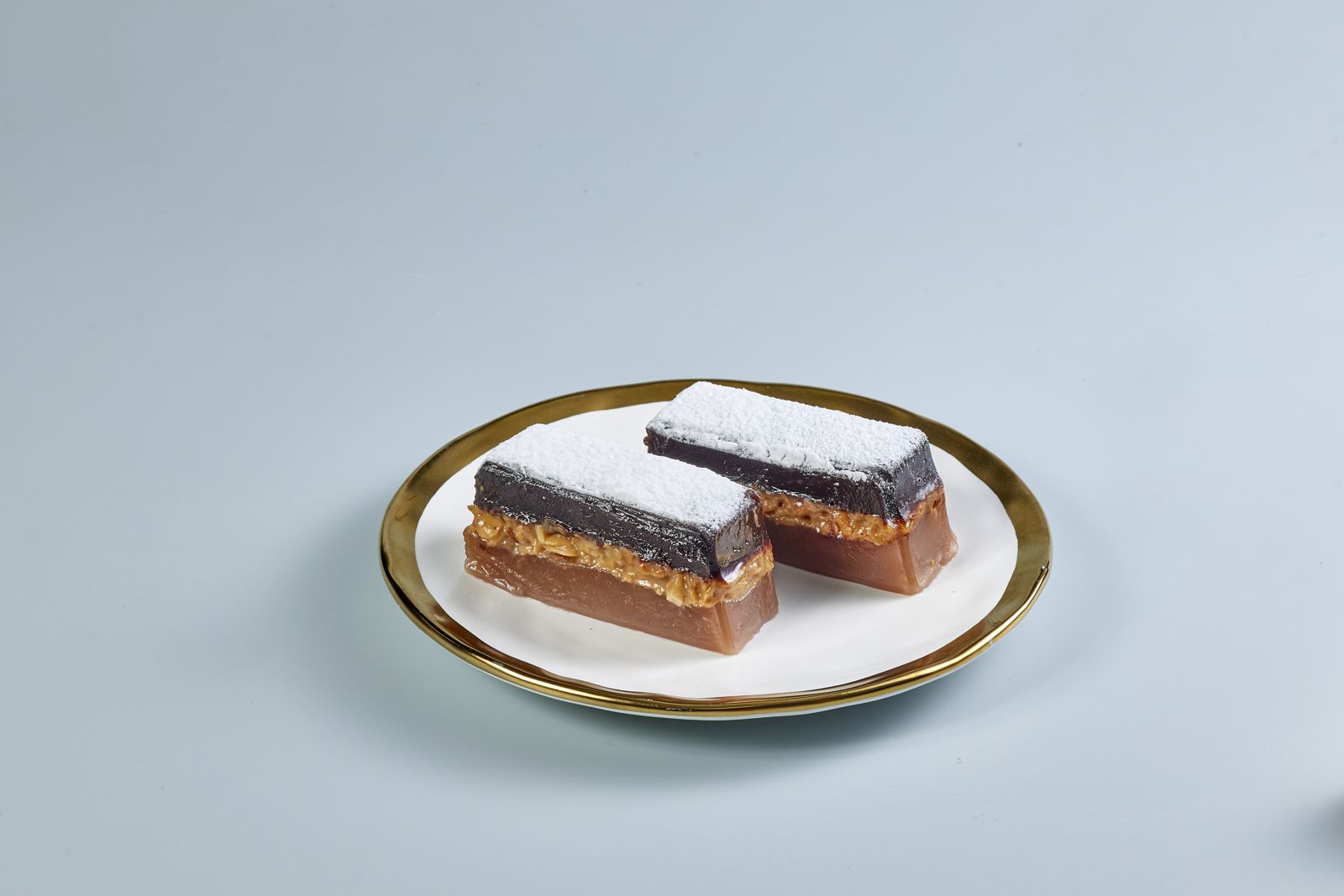 「核桃濃可可」 細緻Q彈中帶有微脆核桃碎，巧克力濃郁帶堅果香氣，甜而不膩。（60元／條，涼食帖供圖）