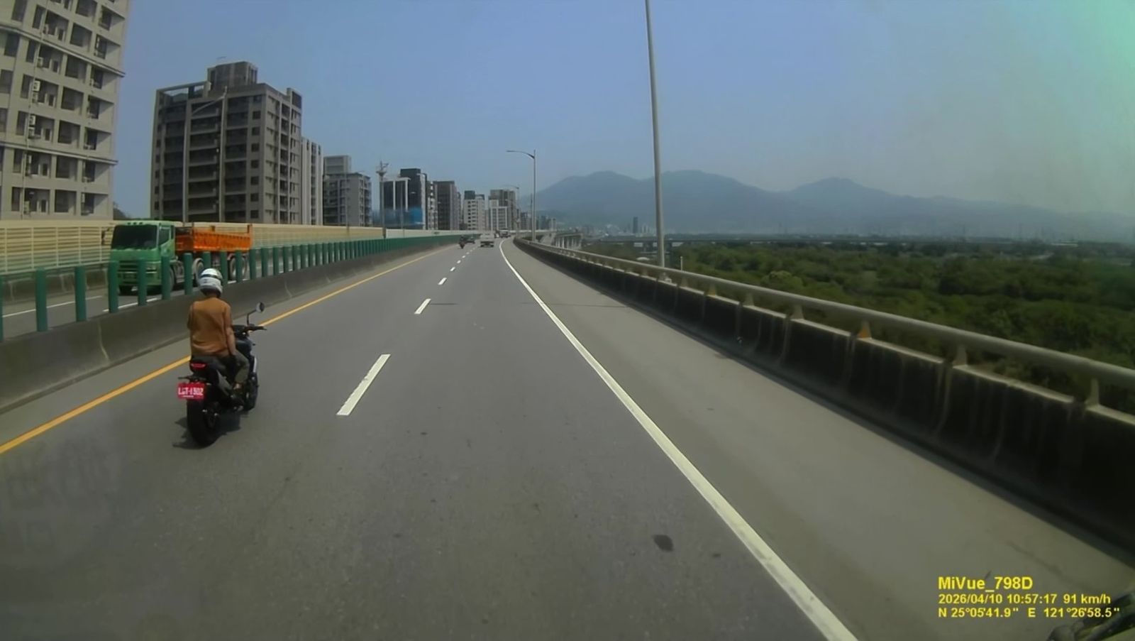 台64線驚見「重機騎士放手騎車」龜速還擋超車 後方駕駛超傻眼