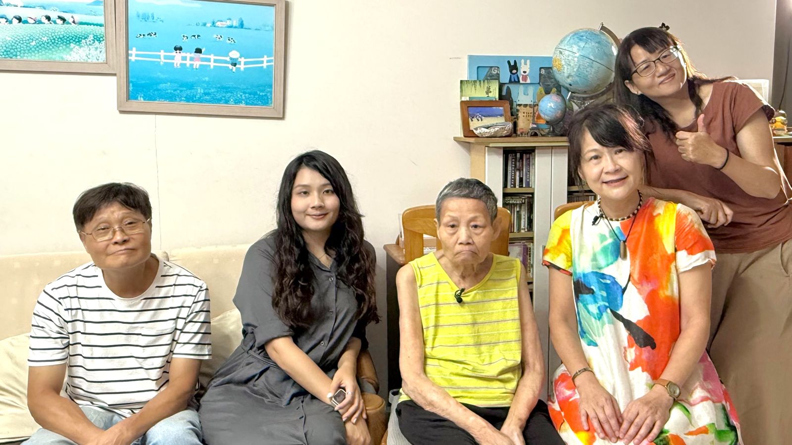 羅思容(右2)擔任《誰來晚餐16》來賓拜訪小愛一家四口。公視提供