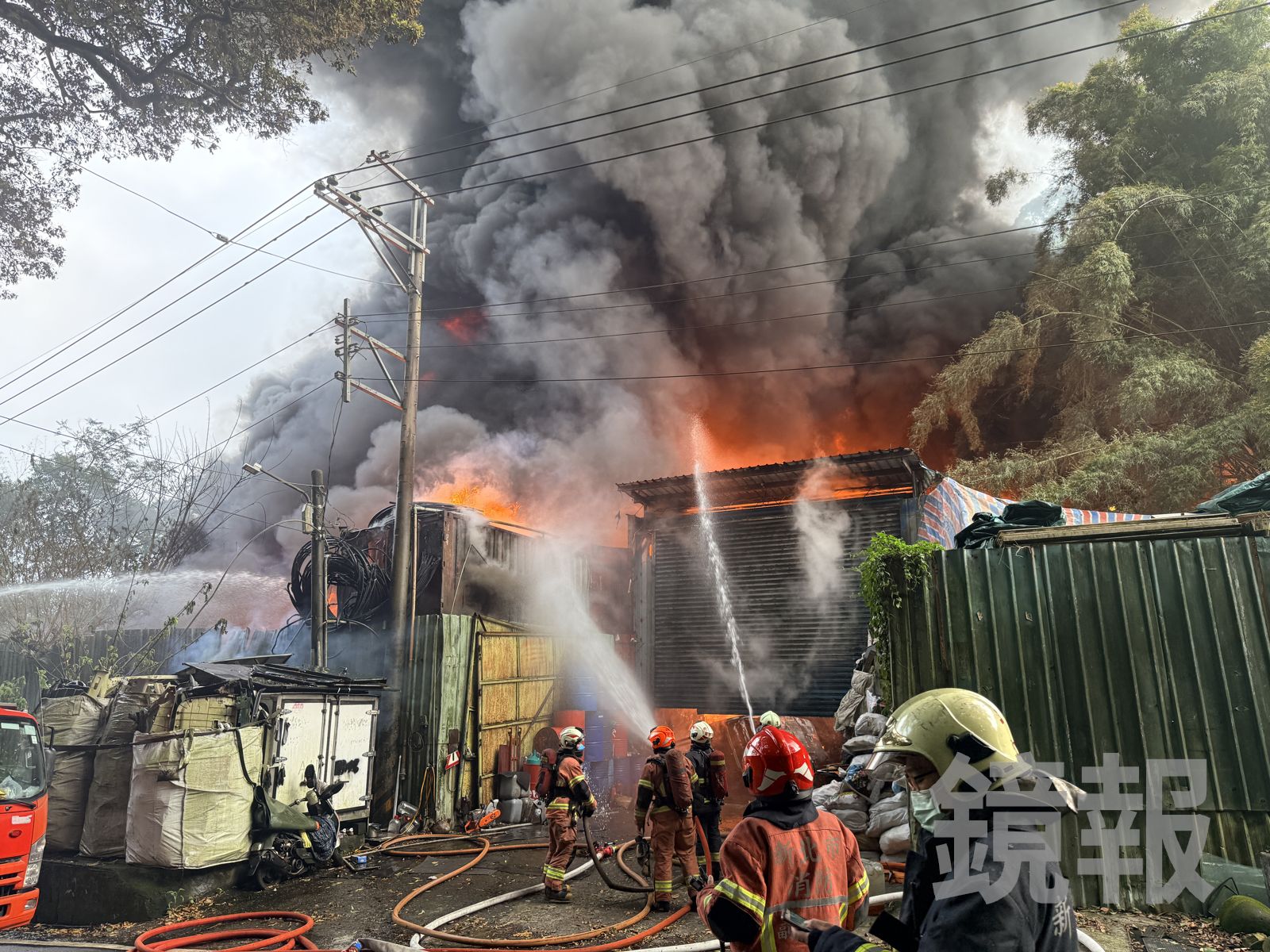 廠房被火海吞噬，消防隊在場灌救。呂健豪攝