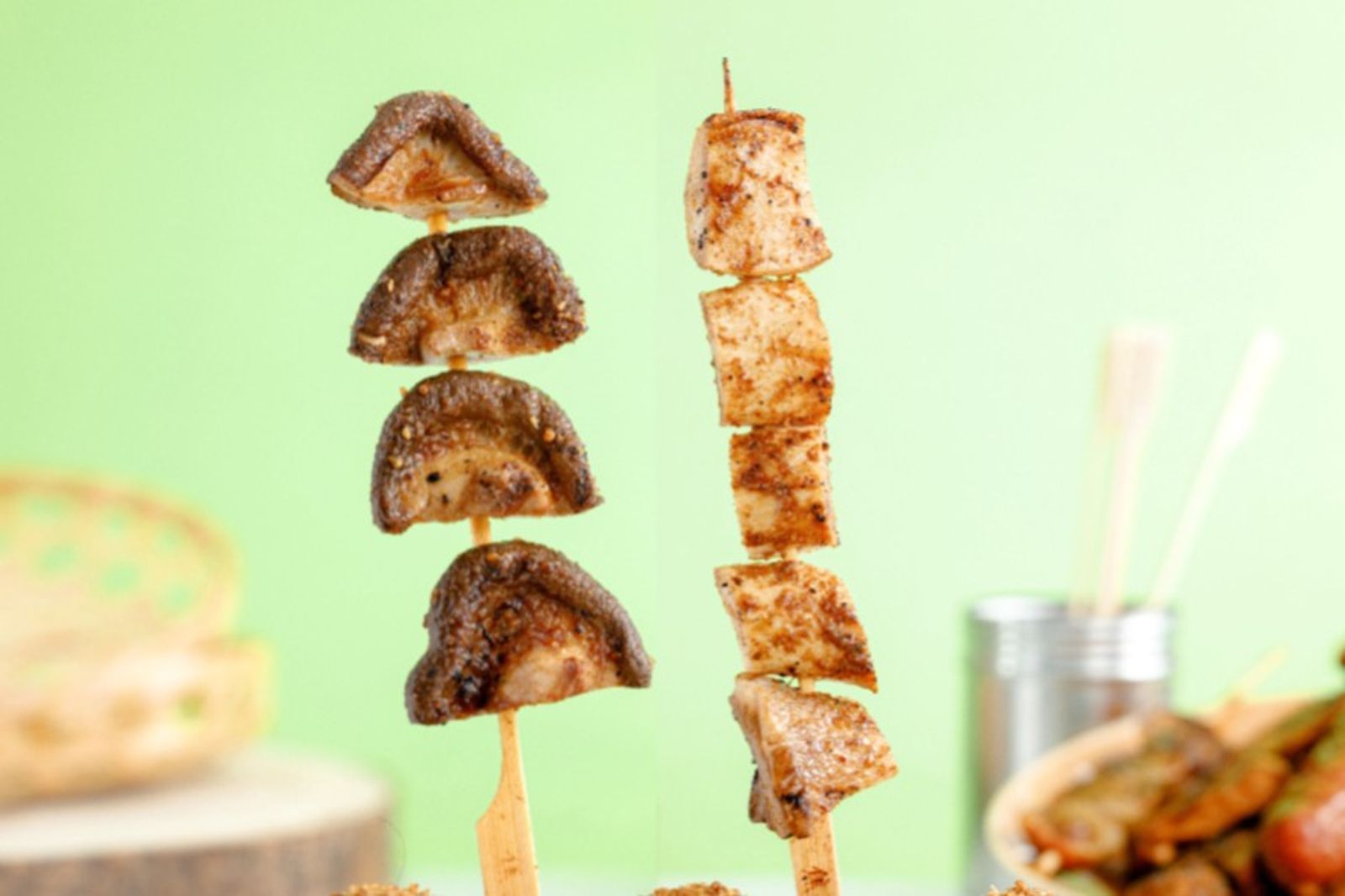 「香菇」(圖左,32元/串)肥厚多汁,「杏鮑菇」(圖右,35元/串)Q脆甜美。