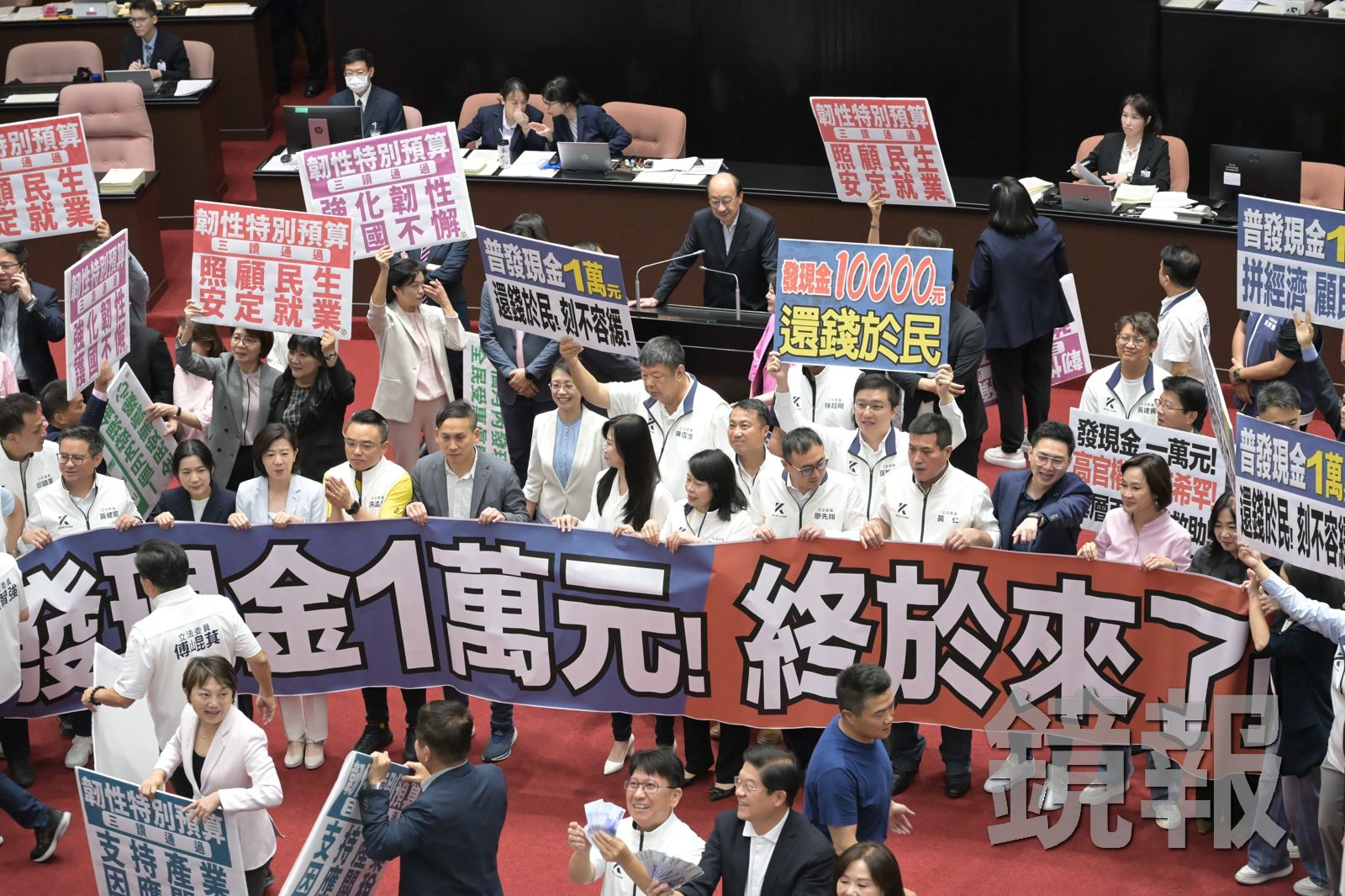 國民黨中常會近日要求立法院黨團必須在11月28日選舉投票日前,三讀通過「普發2萬元」特別條例草案,圖為去年普發一萬時三讀通過畫面。攝影林煒凱