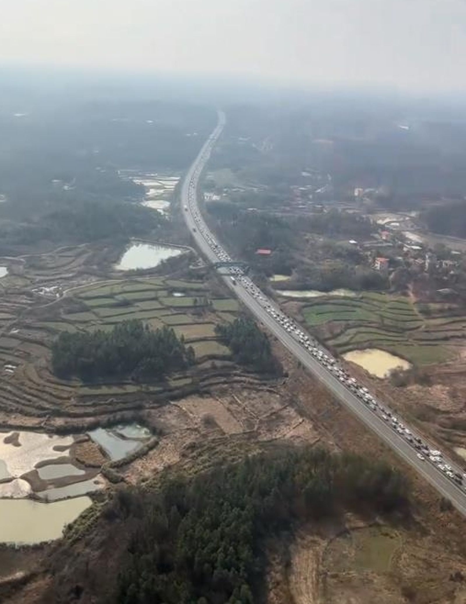 唐女也曬出在空中拍攝車龍的畫面。圖/翻攝自微博/極目新聞