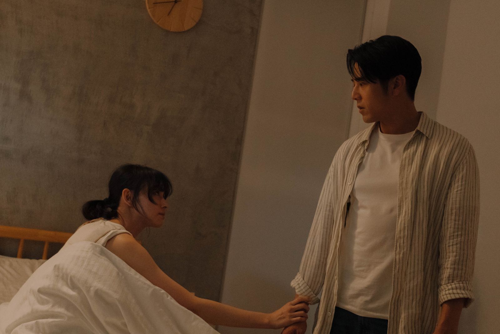 胡宇威(右)劇中面對前女友姚以緹的攻勢感到相當困擾。公視+提供