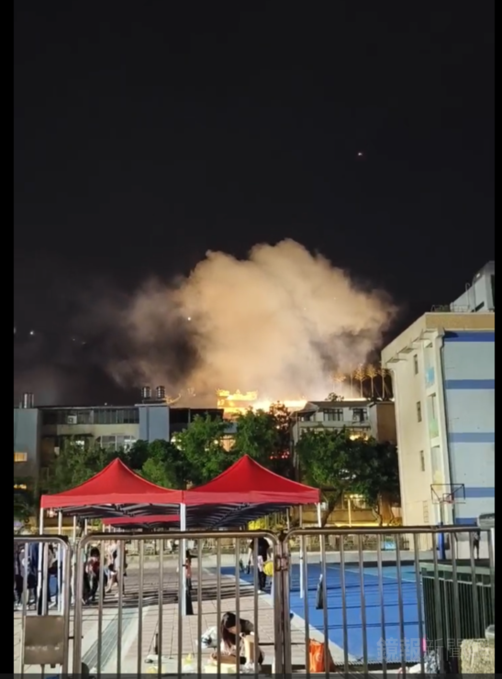 松山慈惠堂旁的校園可清晰看到沖天煙霧,民眾與學生被迫長期忍受空污。讀者提供