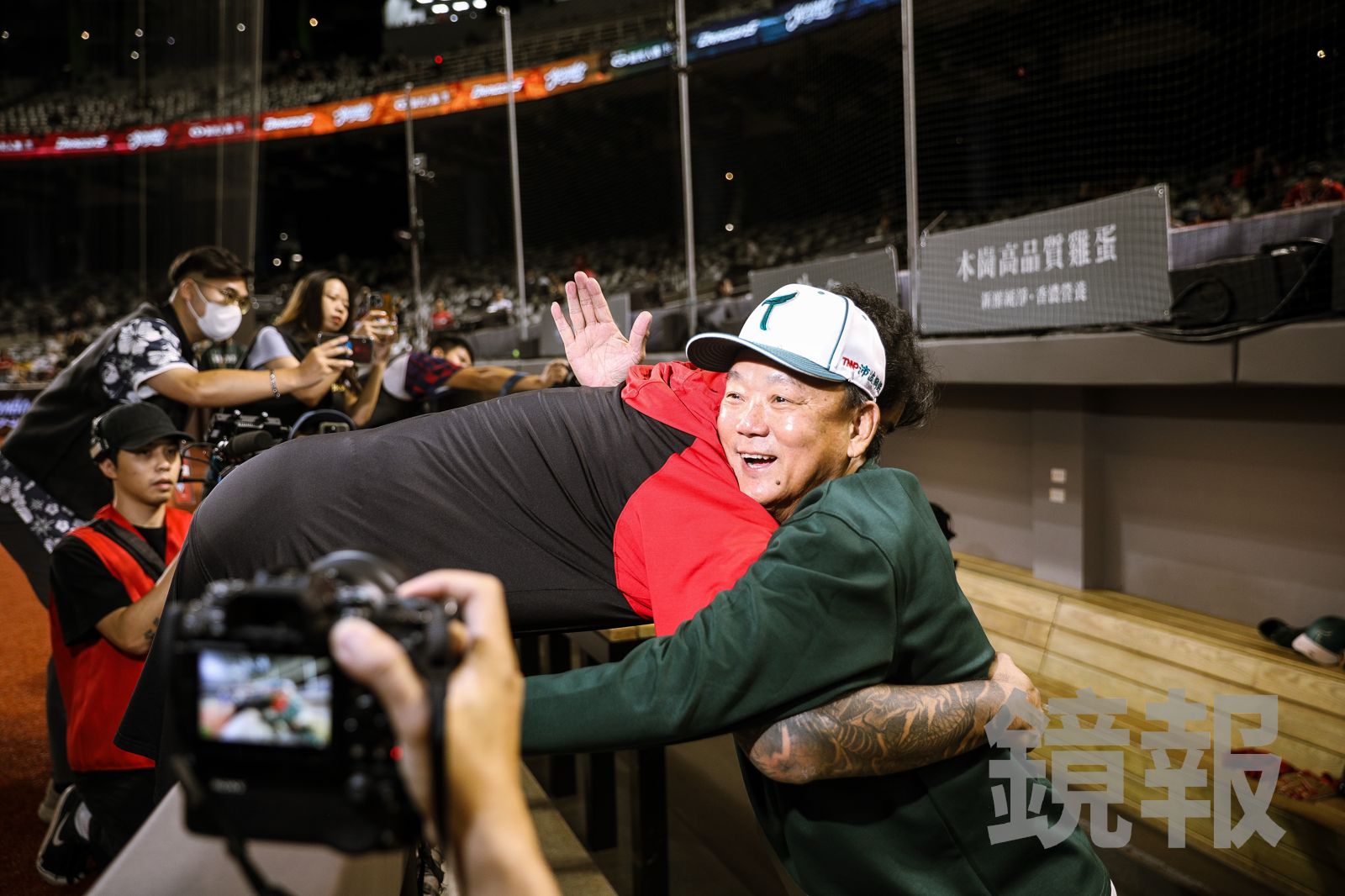 林智勝引退/大師兄最終戰前暖心擁抱洪一中 洪總溫情喊話「棒球界需要你」