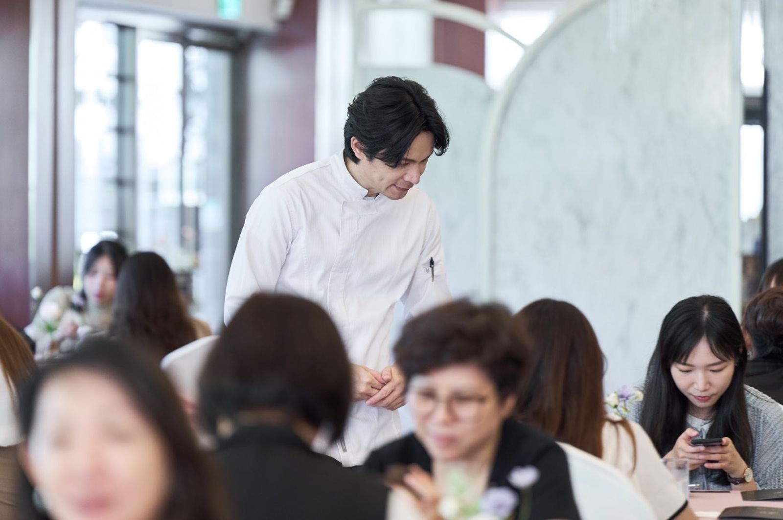 姚淳耀在外場服務頻頻出錯。華視提供