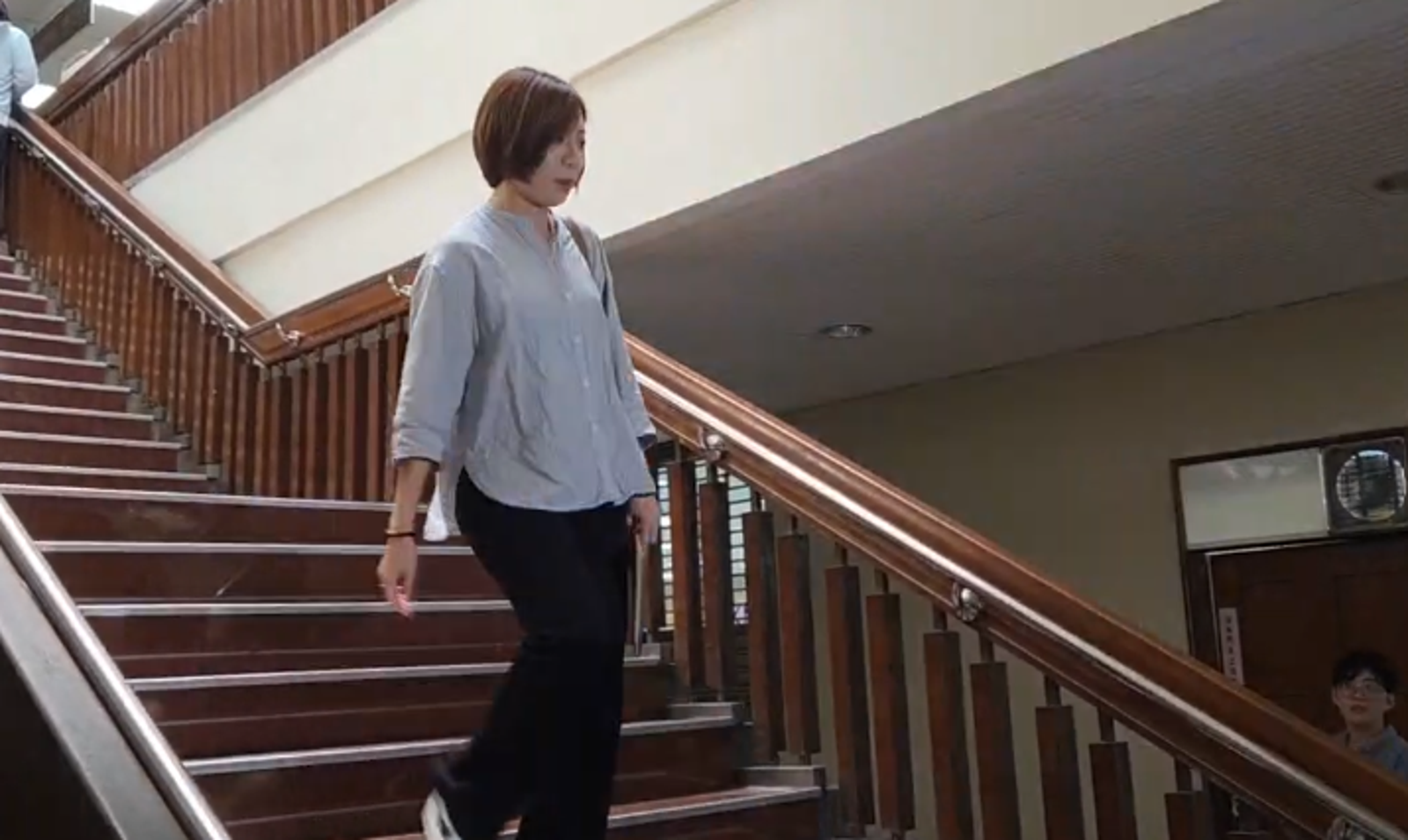 學姊黃瀞瑩挺孕肚旁聽京華城案　幽默回記者「現在不能推擠了」