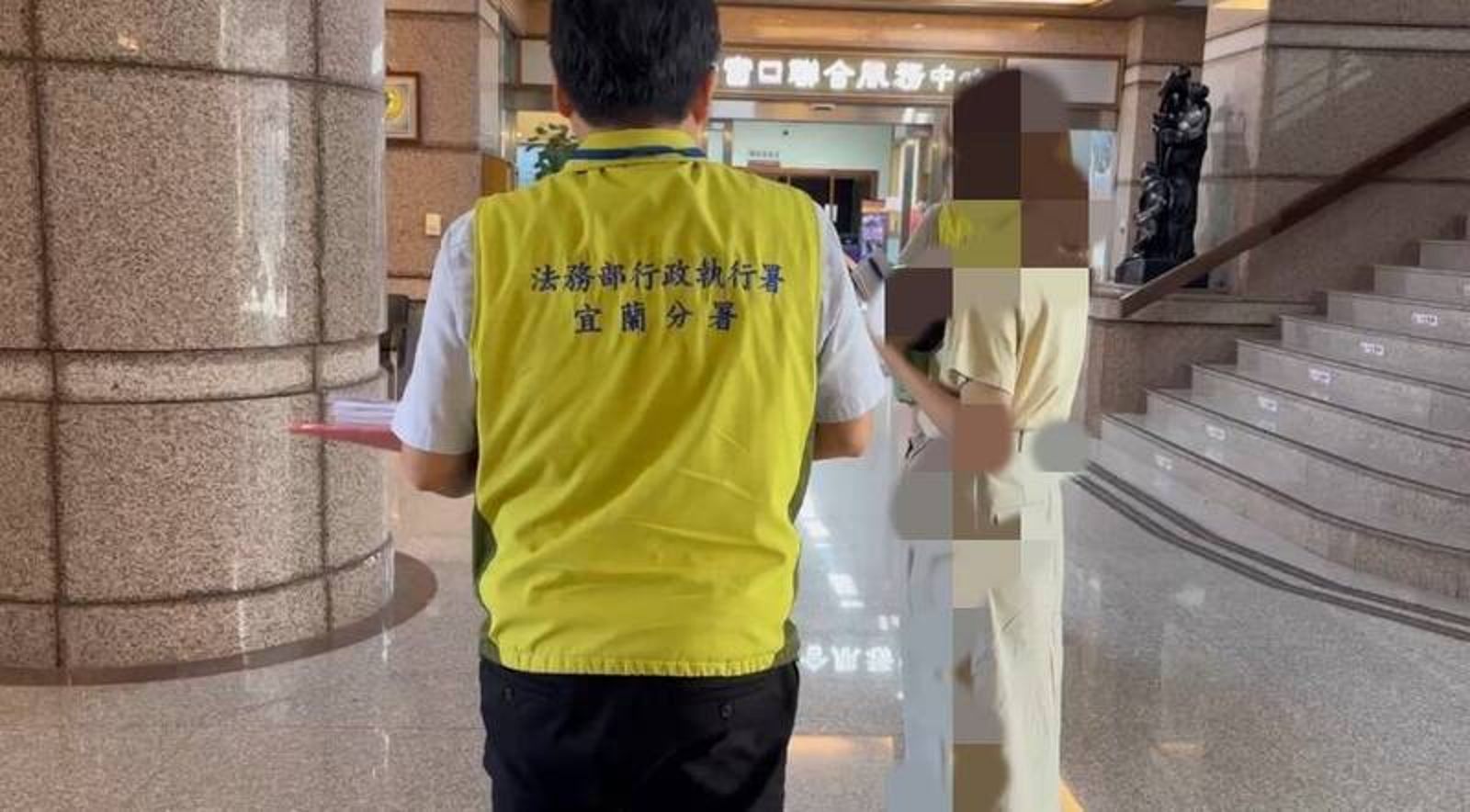 欠稅139萬還想出國玩!女水果商機場遭攔 管收7小時「50萬」到位獲釋