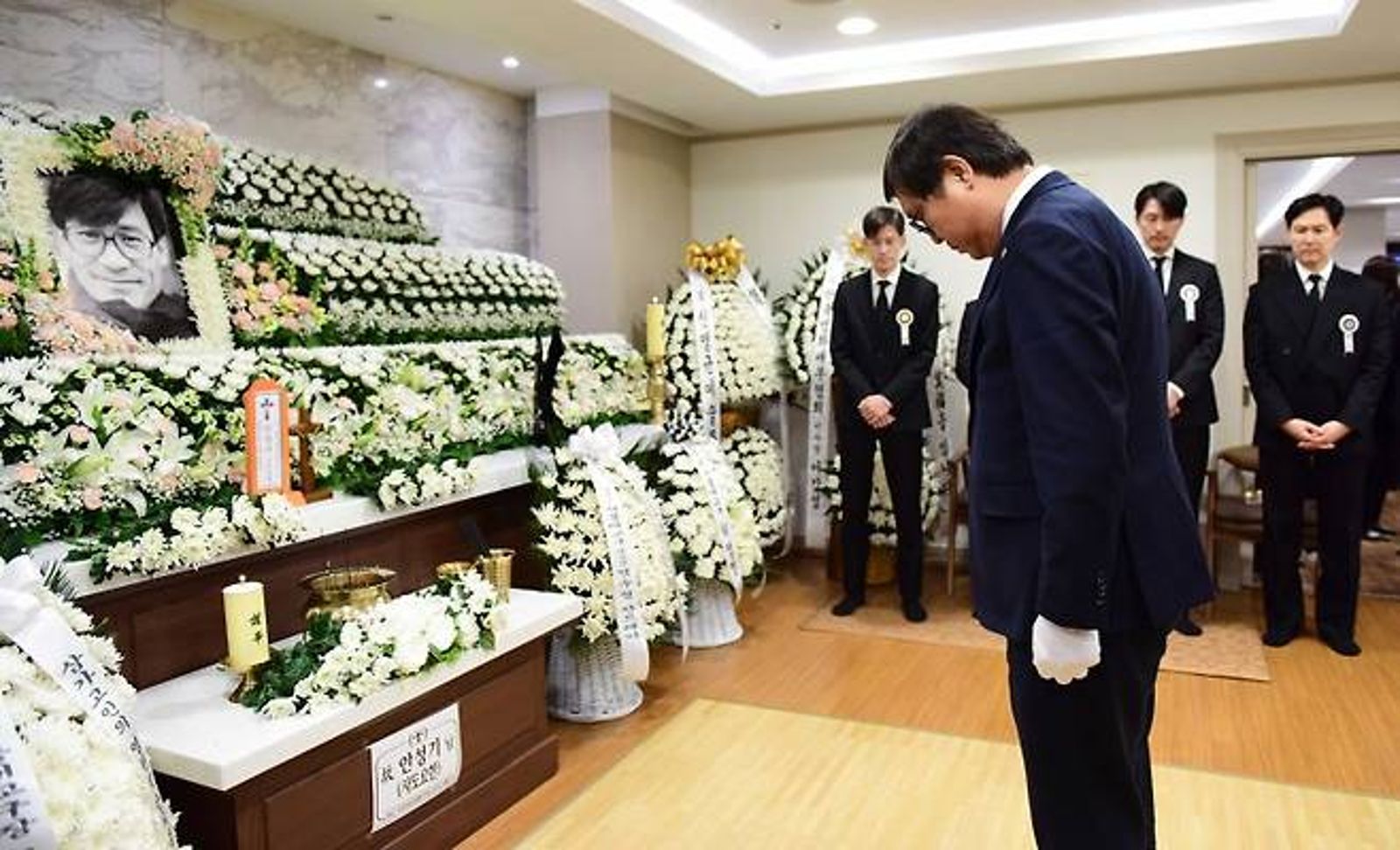 74歲影帝安聖基噎食猝逝!靈堂追贈第3面文化勳章 李政宰、鄭雨盛哀戚守靈