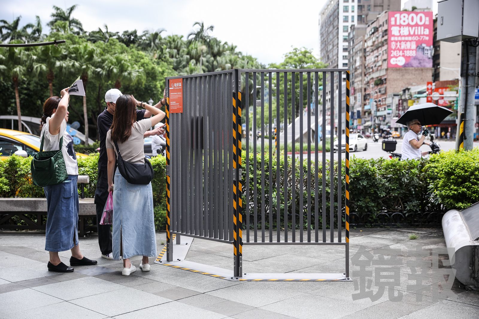 台北市原本於人行道設置吸菸區,後來遭譏像監獄,於27日紛紛拆除。 攝影鄒保祥