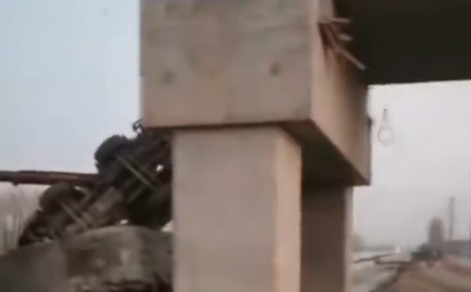 中國江蘇省鹽水線月港大橋坍塌。圖／翻攝自微博