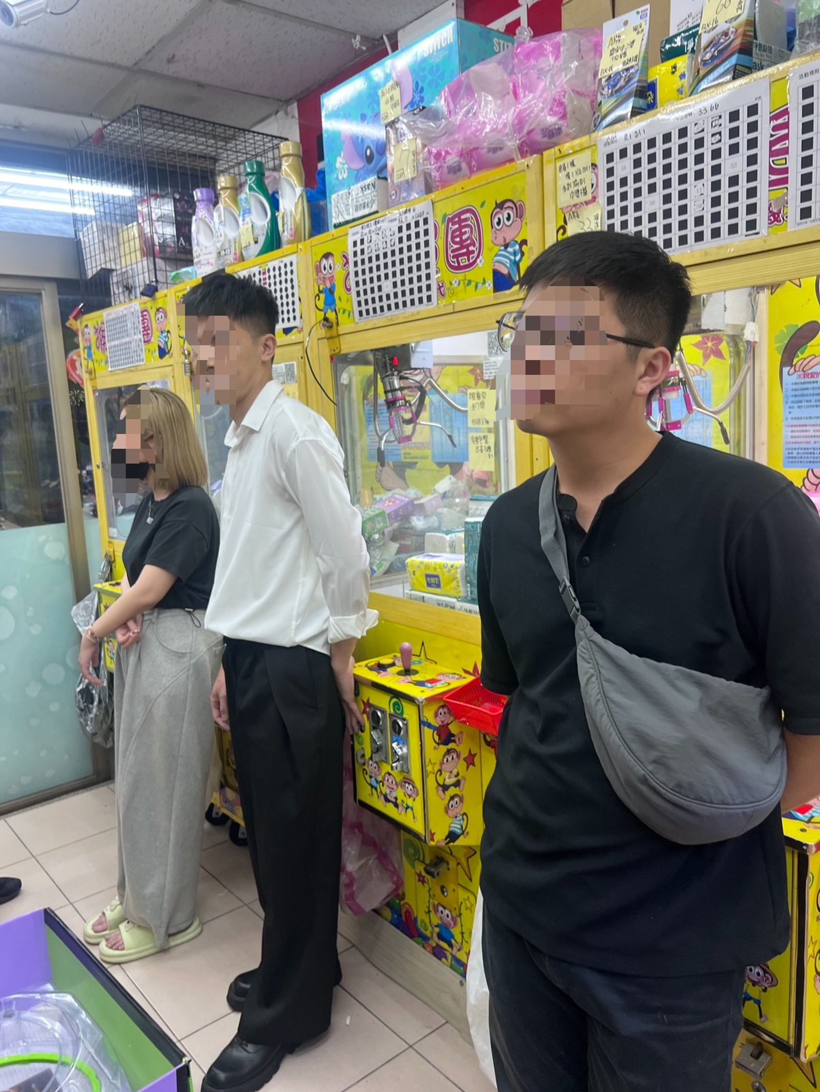 賭場經營者王女（左）、廖男（中）被依賭博罪嫌送辦。翻攝畫面