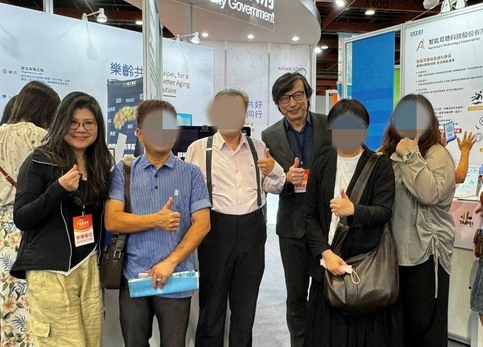林煒(右三)與女友劉灼梅(左)出席高齡健康博覽會時被粉絲要求合照。翻攝林煒臉書