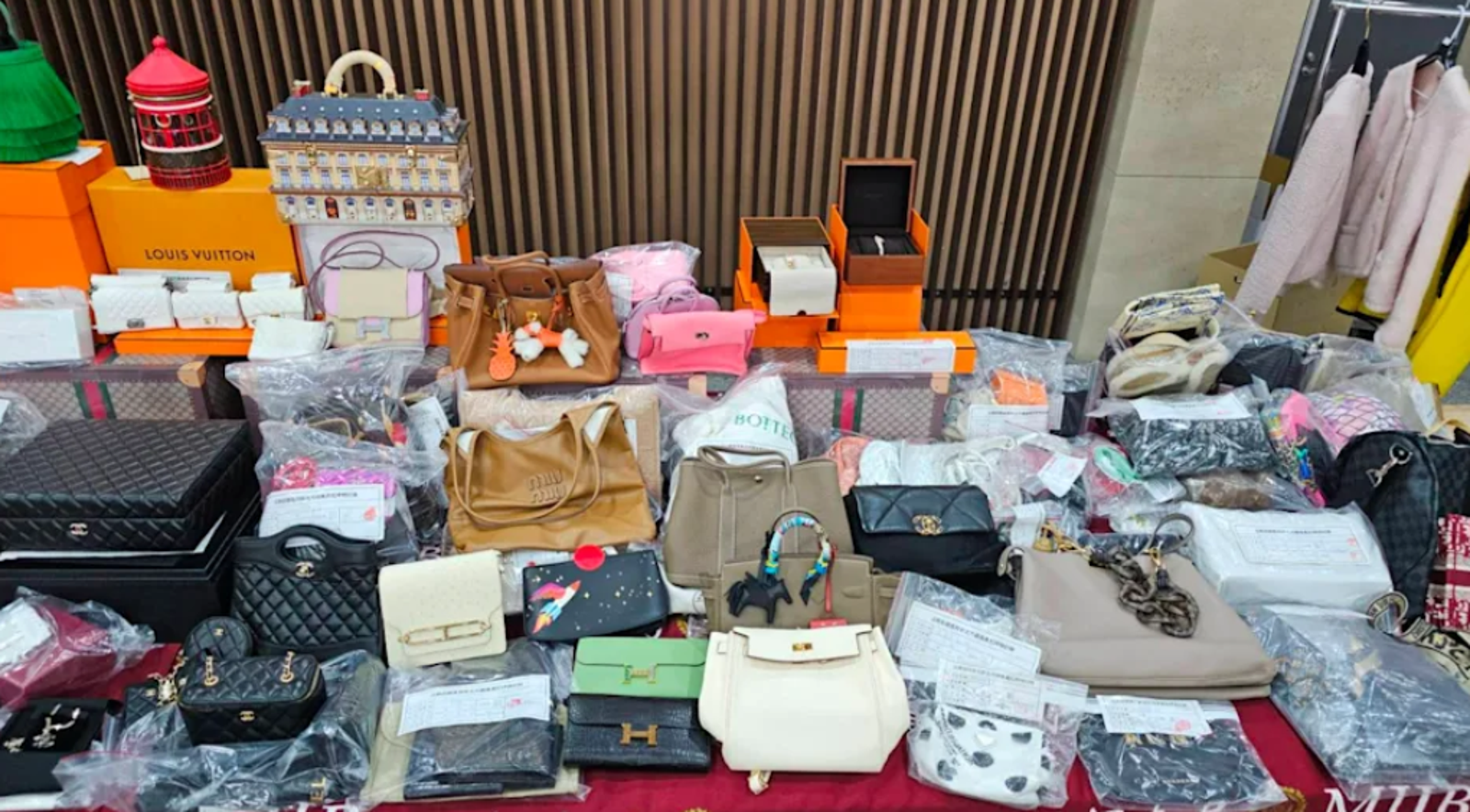 詐走50億！「神鬼女騙徒」滿屋名品將拍賣　LV麻將、愛馬仕腳踏車現身